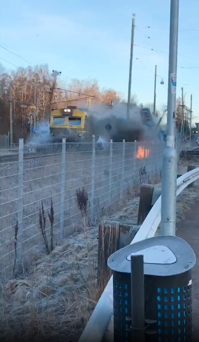 Tåget körde in i gasbussen, som exploderade. 