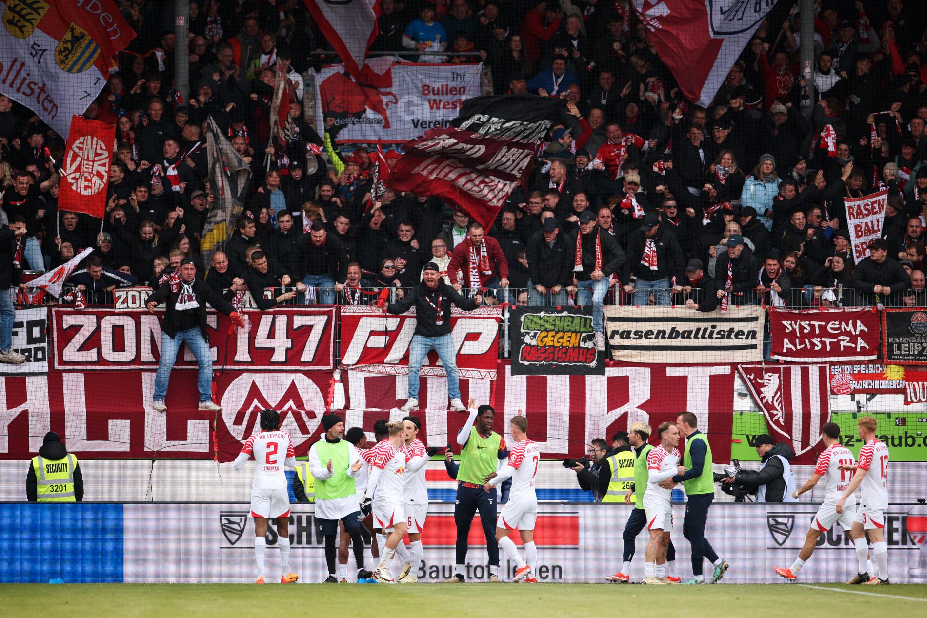 RB Leipzigs fans firar segern i Heidenheim i lördags.