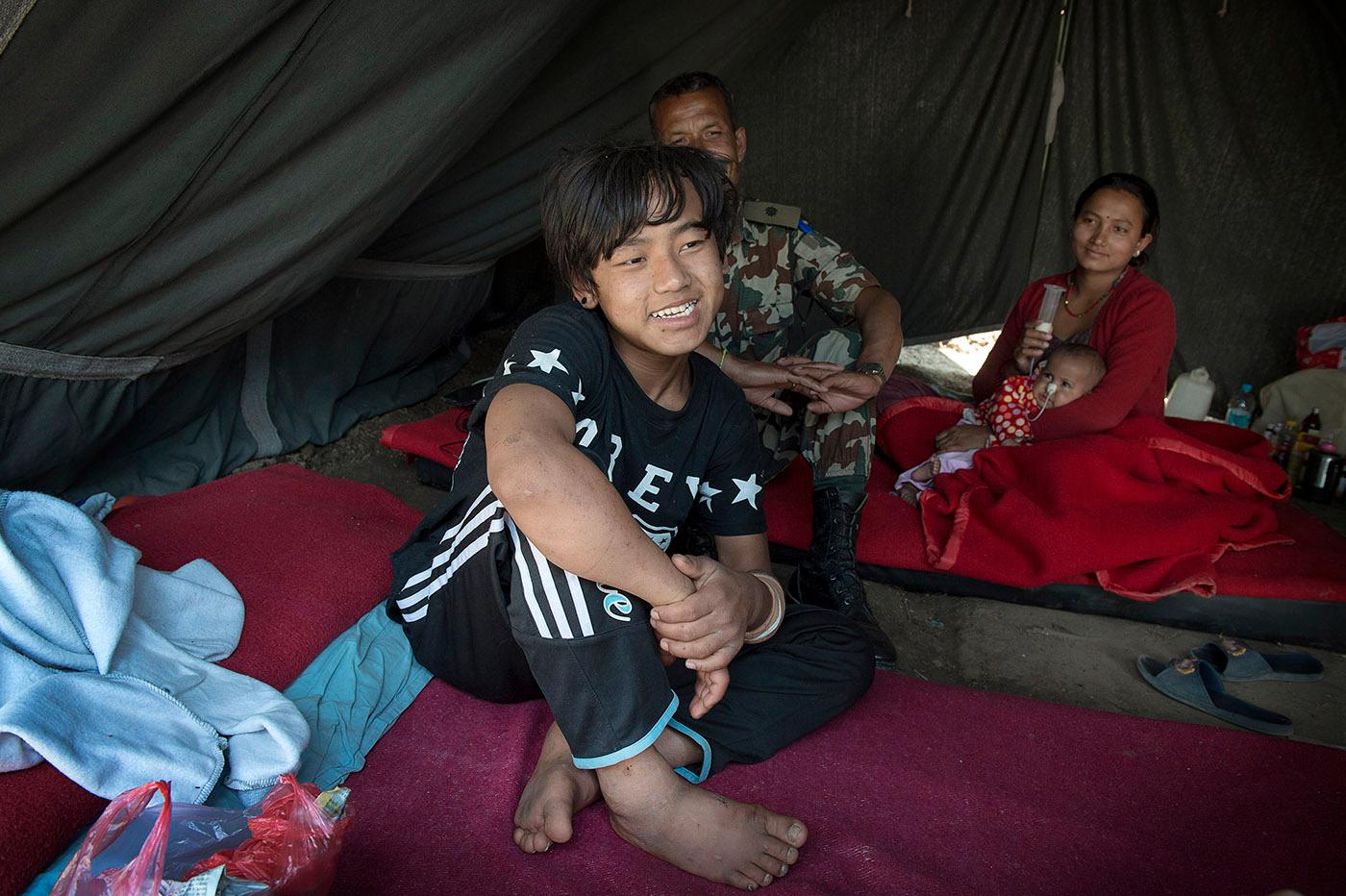 Pemba Tamang, 15, överlevde fem dygn under ett raserat sjuvåningshus.
