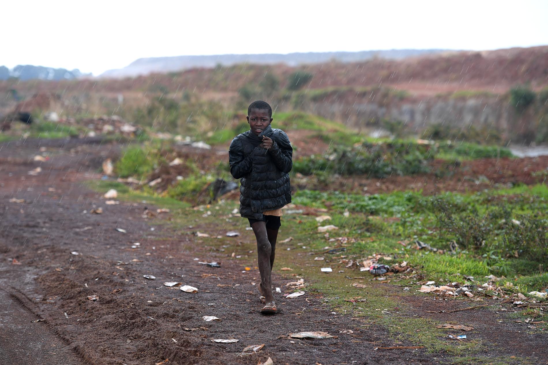 11-årige Aleko samlar koboltstenar för att hans familj ska ha råd med mat och kläder.