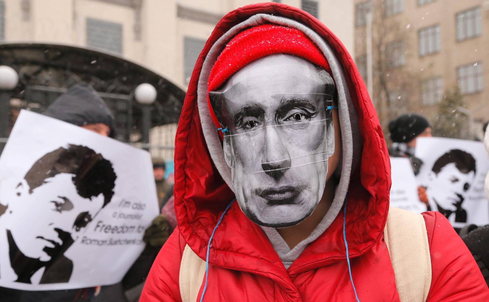 En kollega till Roman Susjtjenko demonstrerar i Putinmask utanför Rysslands ambassad i Kiev 2016. Arkivbild.
