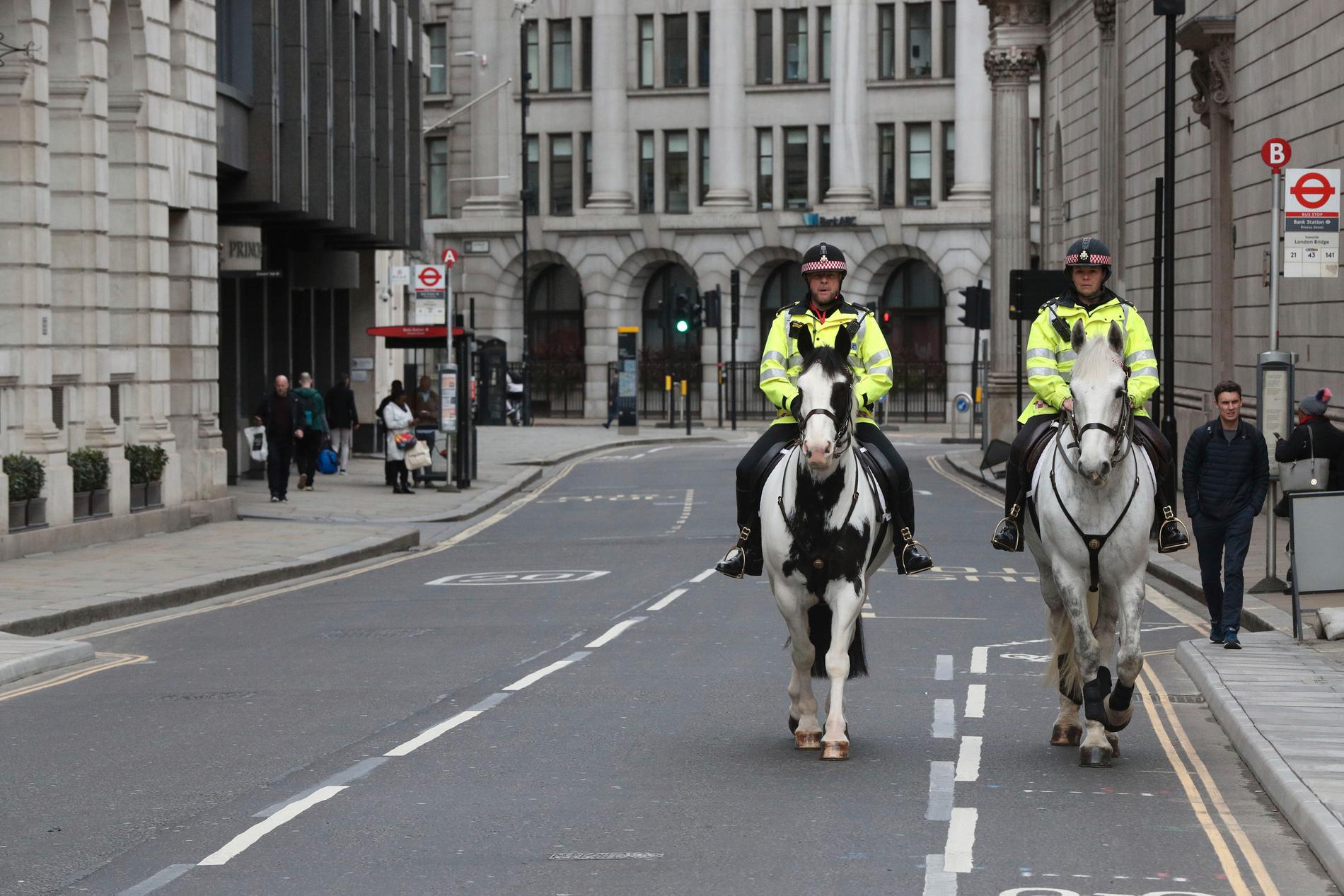 Brittisk ridande polis på glest befolkade gator i London, som är den värst drabbat staden i landet av coronavirusets spridning.
