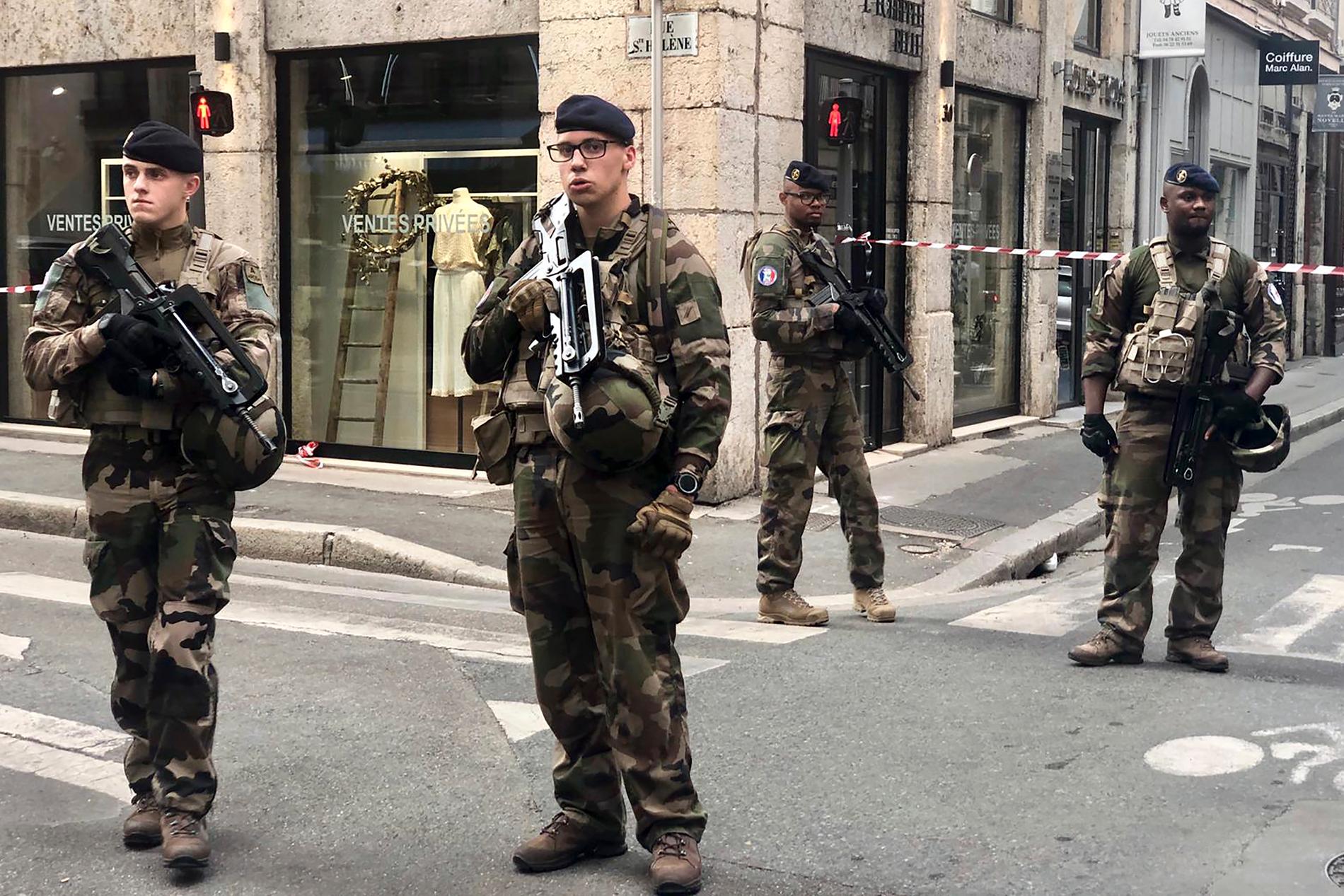 Franska soldater i området i Lyon där explosionen inträffade.