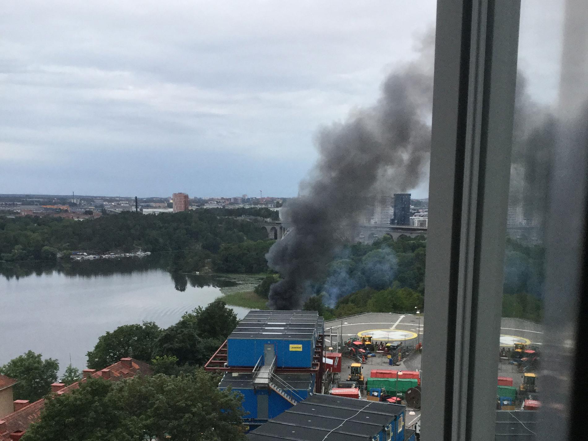 En båt vid Tantolunden i Stockholm började brinna på fredagsmorgonen.