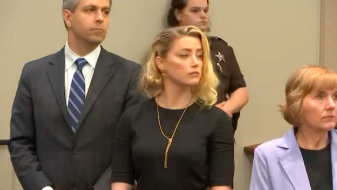 Amber Heard var på plats i rätten för domen.