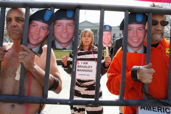 Förrädare eller hjälte? Många protesterar mot USA:s behandling av Bradley Manning.