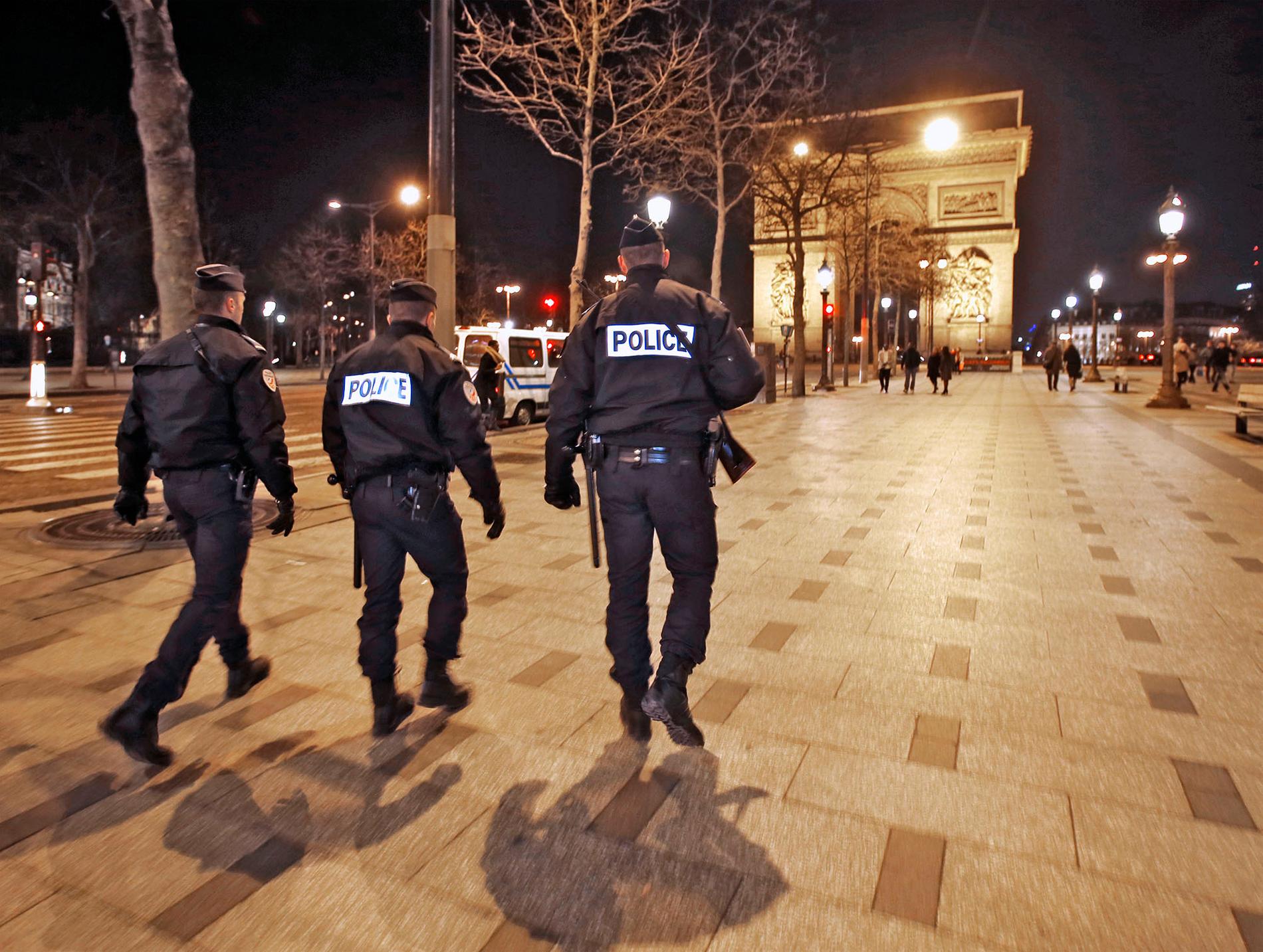 Tungt beväpnad polis patrullerar på Champs Elysee.