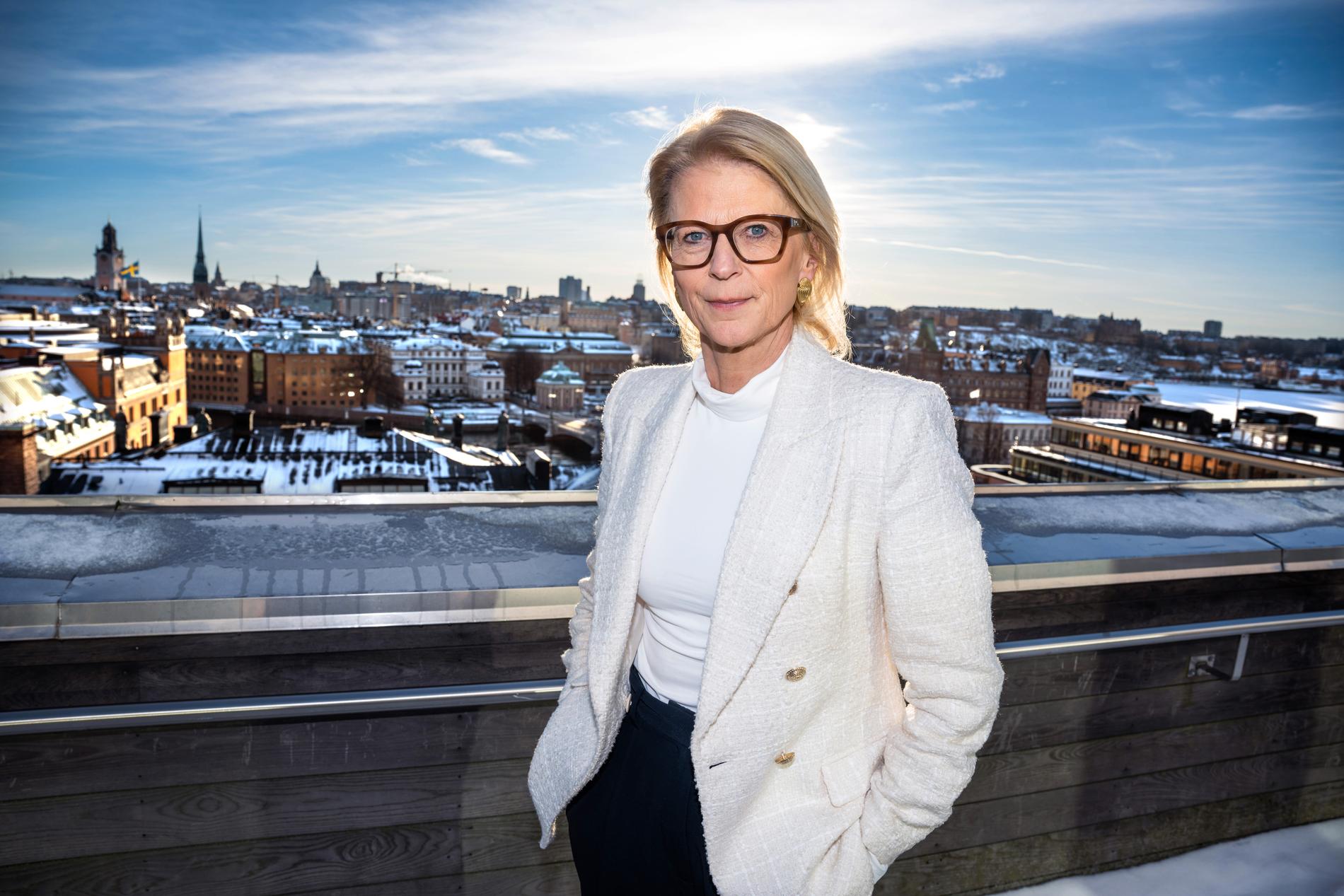 Finansminister Elisabeth Svantesson (M) ser ljuspunkter i ekonomin, men tycker att bankerna borde göra mer för kunderna.