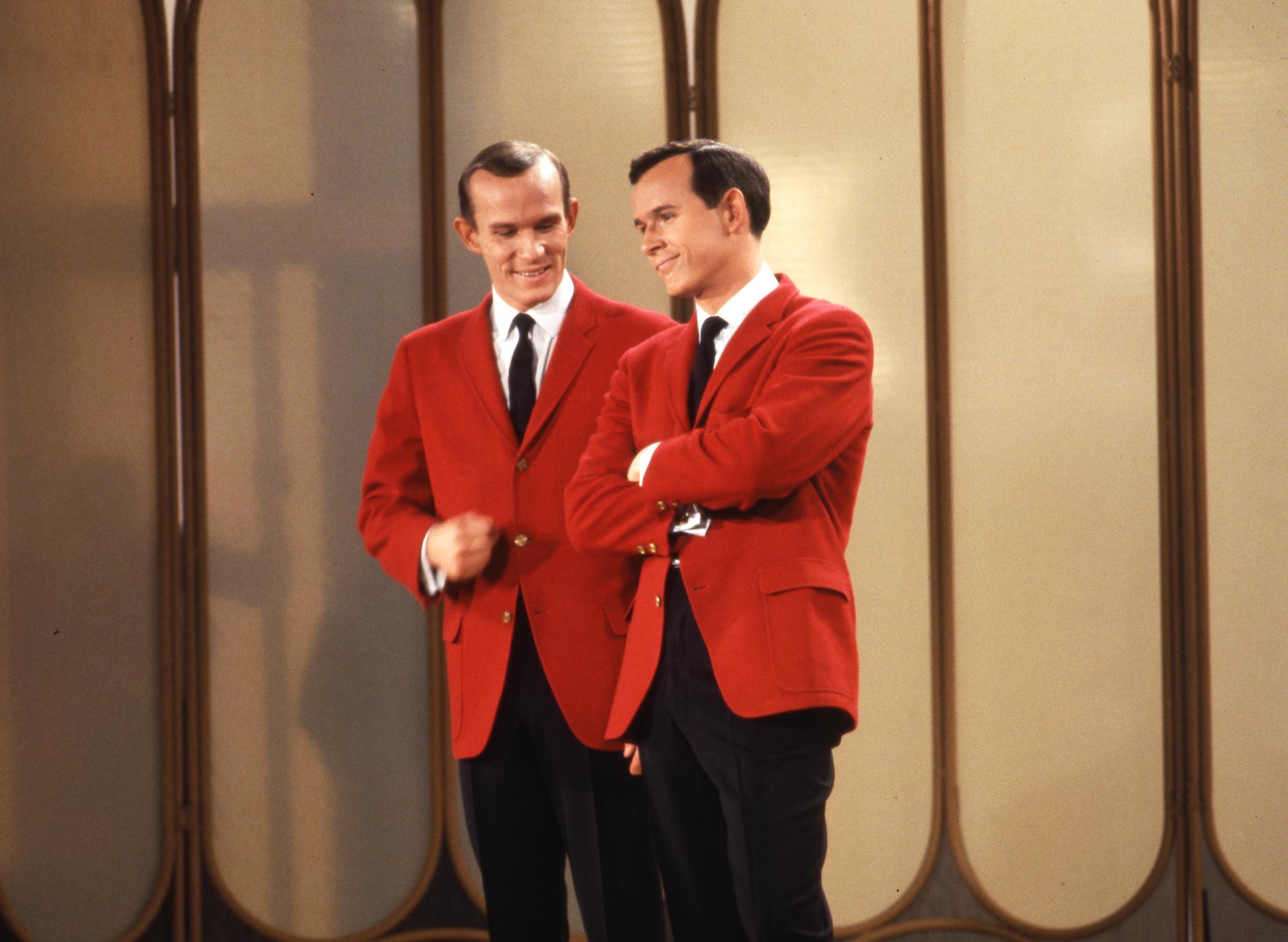 Tom och Dick Smothers i ”The Smothers Brothers Comedy Hour”.