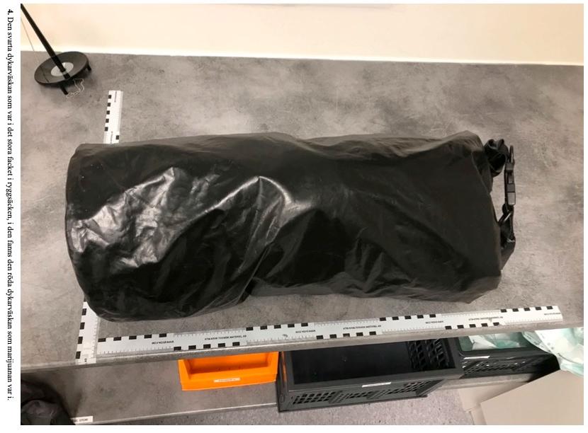 I en ryggsäck hittade polisen en svart vattentät så kallad dykarväska...