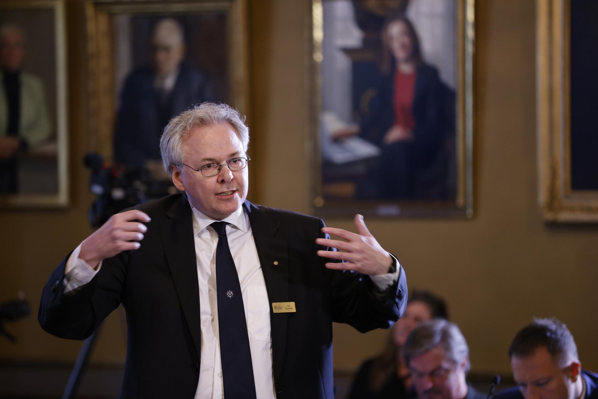 Professor Olof Ramström förklarar upptäckten som gjort att trion tilldelats årets Nobelpris i kemi under en presskonferens på Kungliga Vetenskapsakademien i Stockholm.