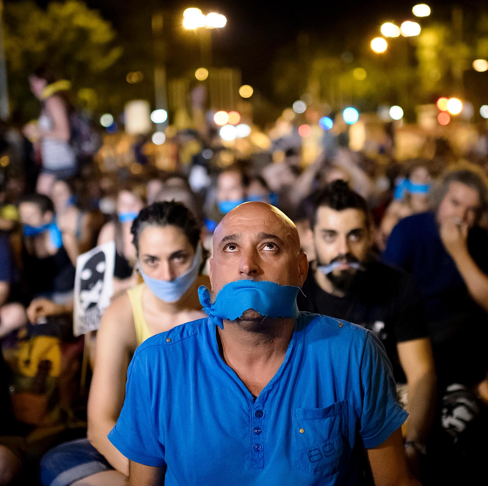 Tyst protest Massprotest mot de så kallade Munkavlelagarna i centrala Madrid i somras. FN kritiserar Spanien för att lagarna allvarligt inskränker mänskliga rättigheter. Uppmaning till en spontan demonstration kan till exempel ge upp till ett års fängelse.