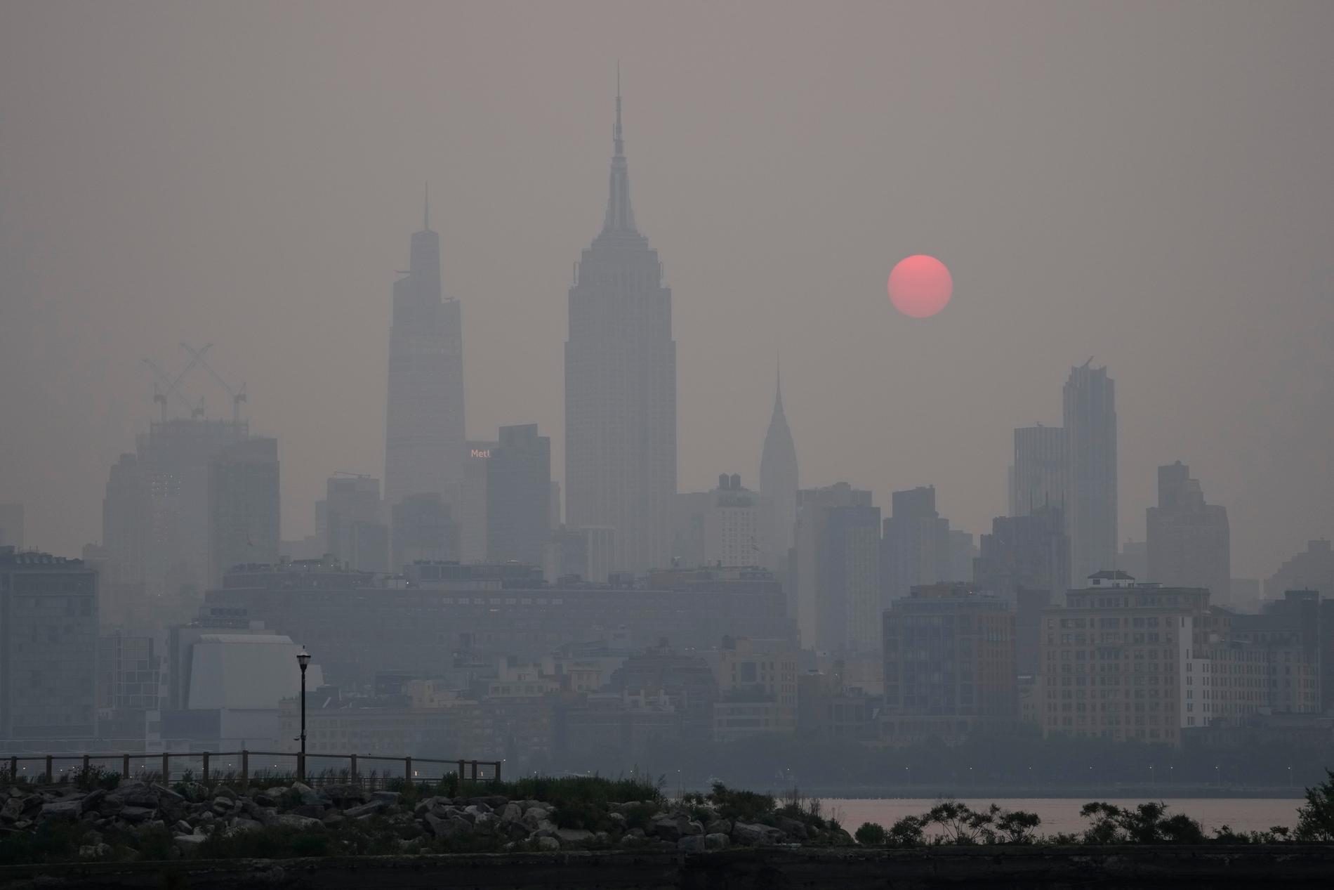 New Yorks rökfyllda skyline.
