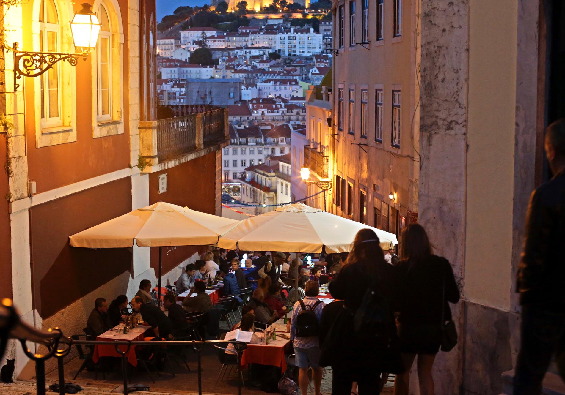 Restaurang i Lisabon med slottet Saint George i bakgrunden.