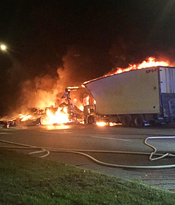 Två lastbilar brinner i Lunda industriområde.