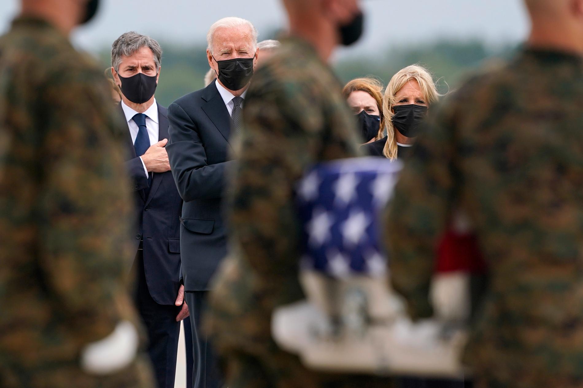 29 augusti 2021. Joe Biden och hustrun Jill hedrar en amerikansk soldat som dödats i en terrorattack i Kabul.