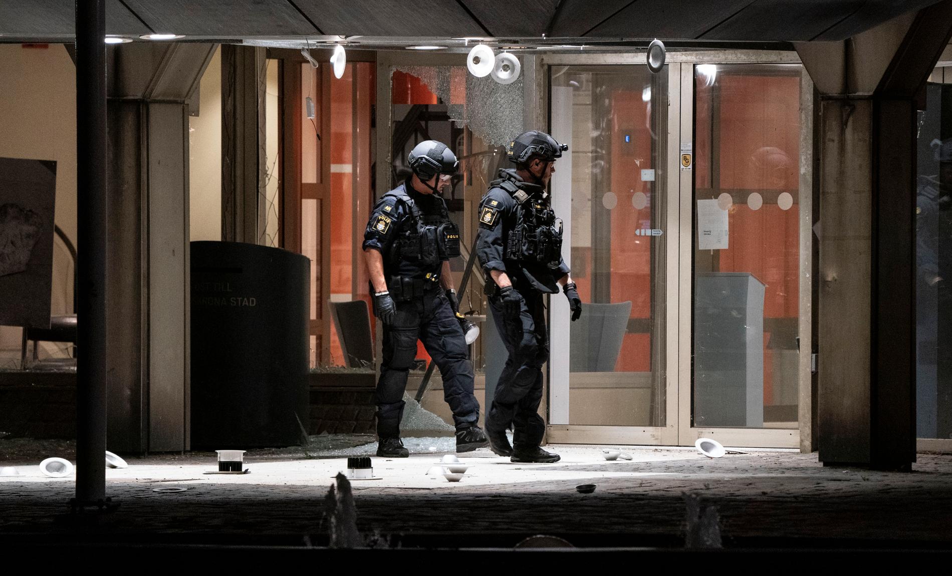 Polisens bombtekniker undersöker den söndersprängda entrén till stadshuset i Landskrona natten till torsdagen.