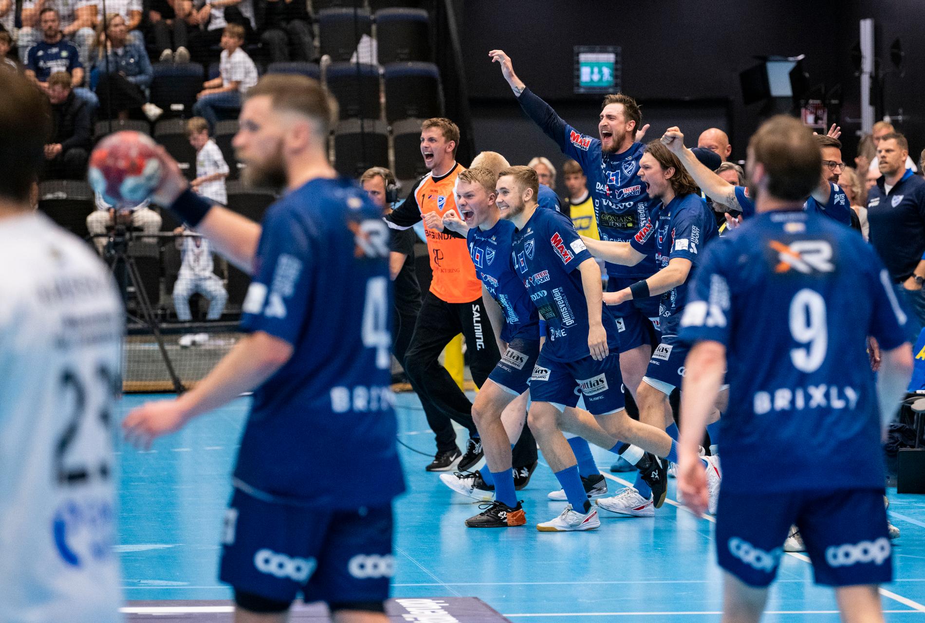 Skövdes spelare jublar efter slutsignalen i den andra SM-finalen i handboll mot Ystad.