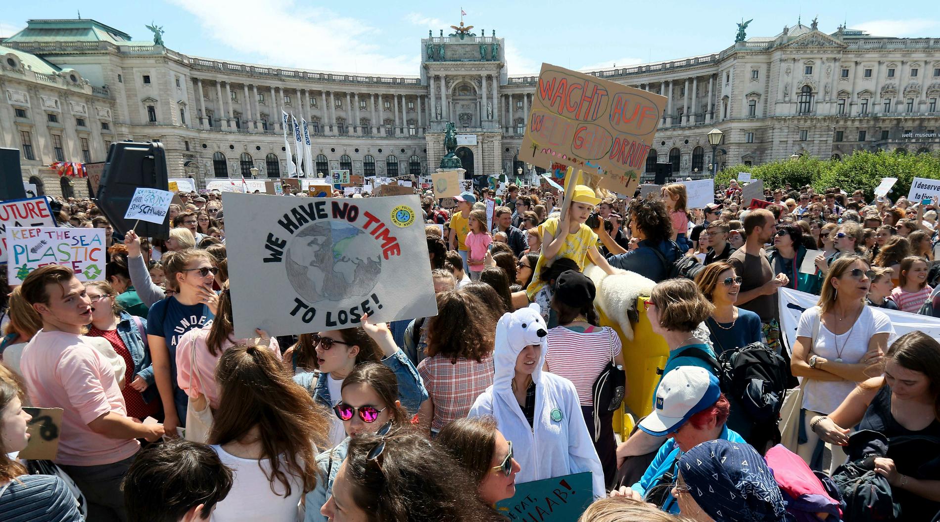Skolstrejk för klimatet arrangerad av rörelsen Fridays for future i slutet av maj i Wien, Österrike. Arkivbild.