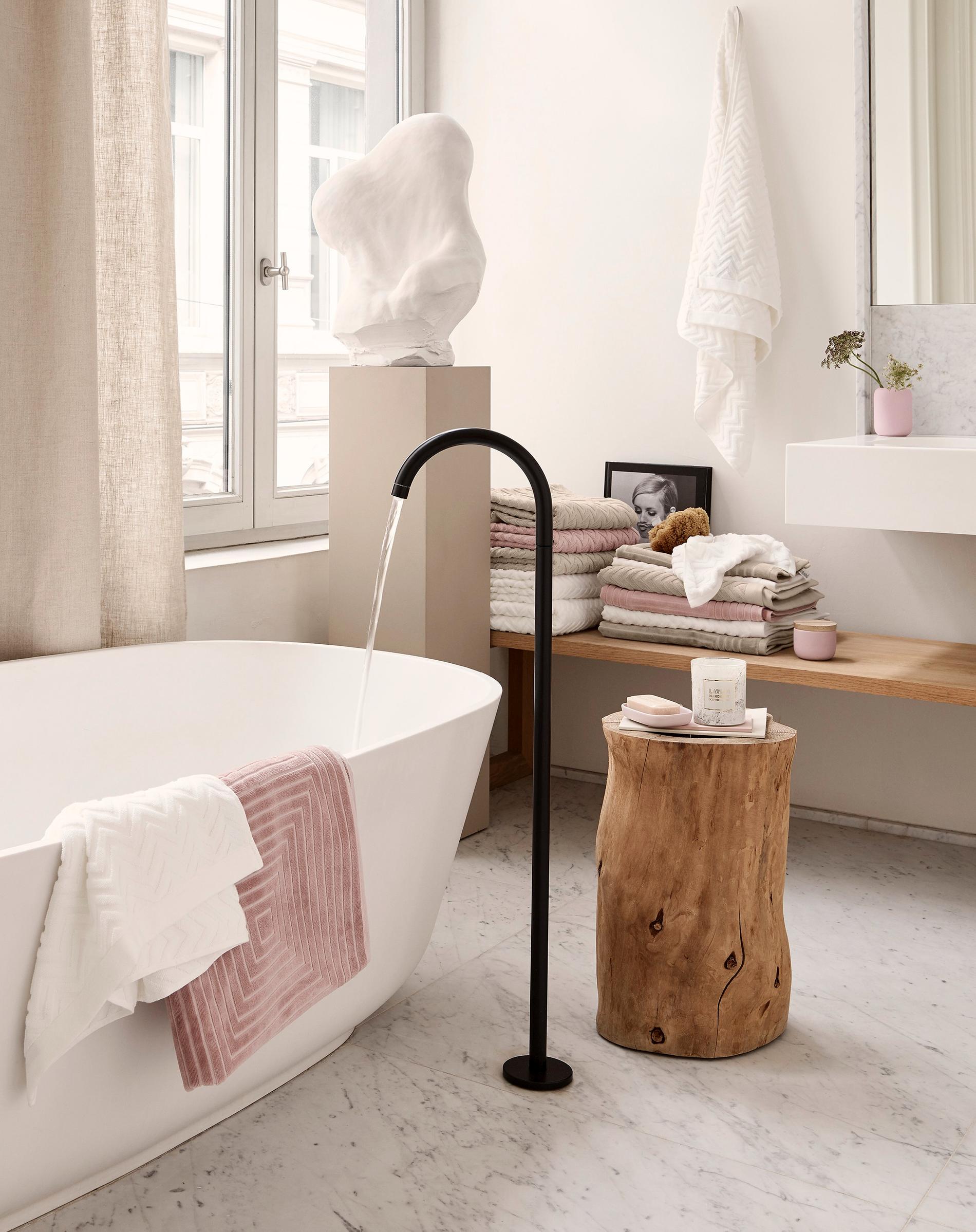 Svarta detaljer, naturmaterial och rosa handdukar är några av årets hetaste trender. Just de här är från H&M Home.