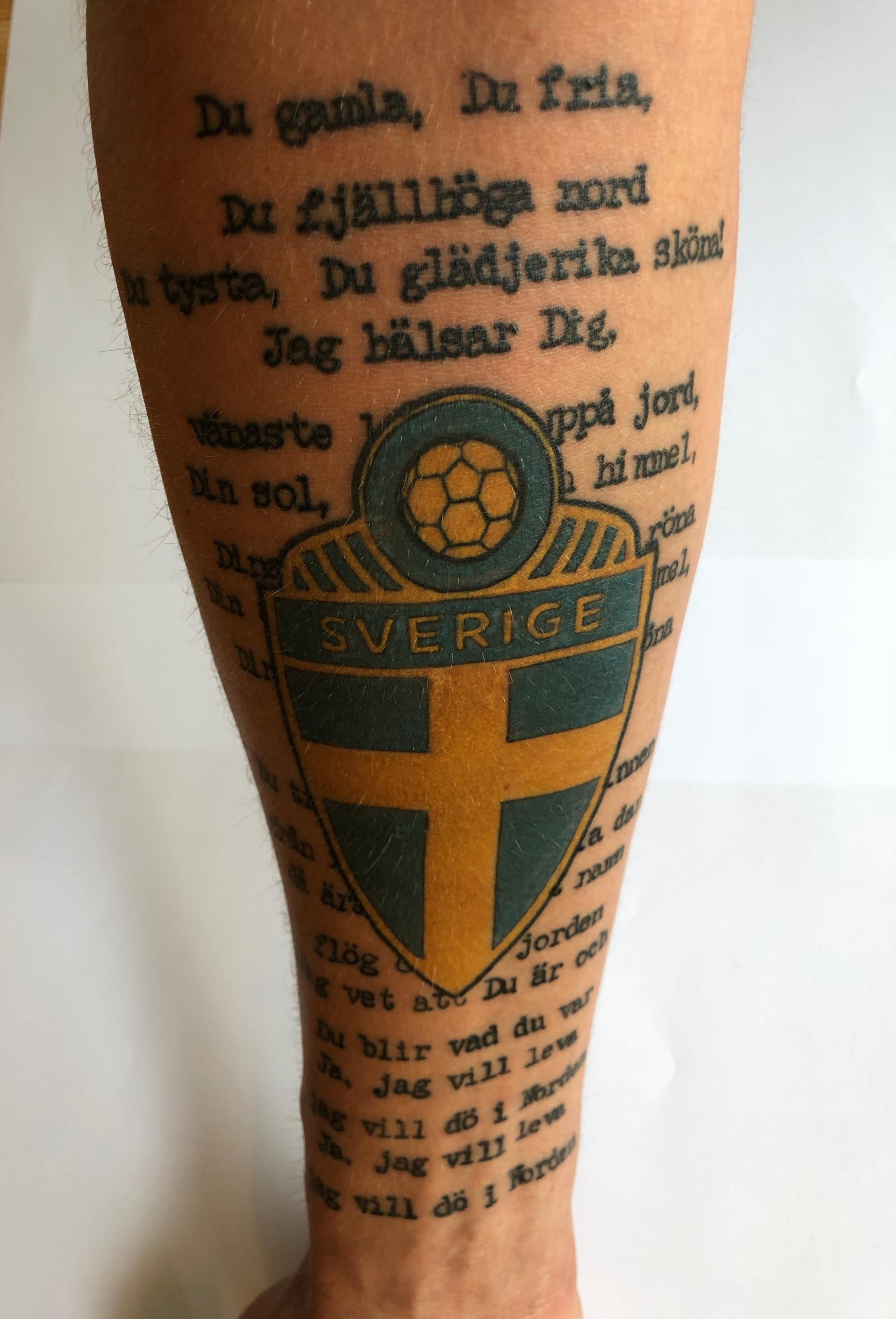 Märkt för resten av livet. Lagom till VM har Eric Silfver från Nyköping tatuerat in den svenska nationalsången på underarmen.
