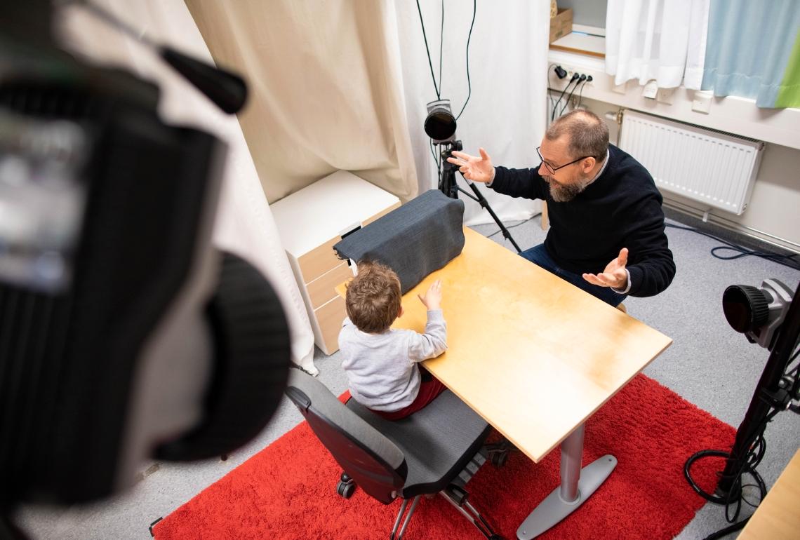 Gustaf Gredebäck från Uppsala Barn- och Babylab medverkar i dokumentärserie om bebisars utveckling. 