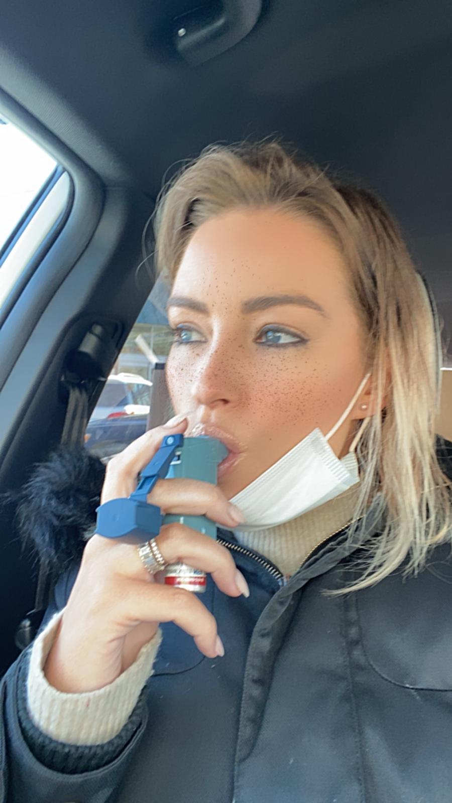 New York-bon Lina Axmacher Cassara, 35, fick en inhalator på akuten i måndags mot sina andningssvårigheter på grund av covid-19.