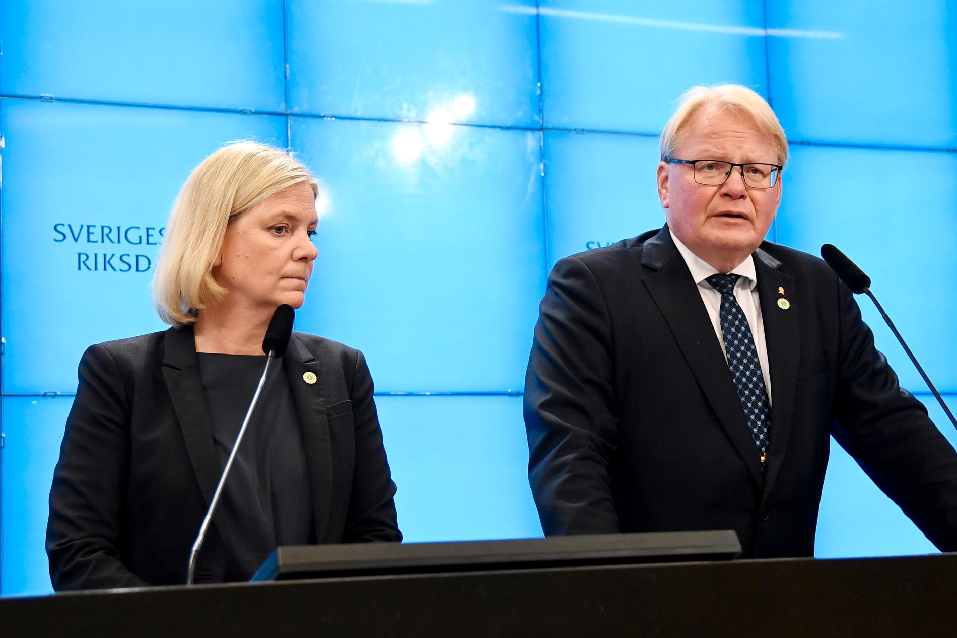 Socialdemokraternas partiledare Magdalena Andersson och den försvarspolitiska talesperson Peter Hultqvist på en pressträff i riksdagen under torsdagen.