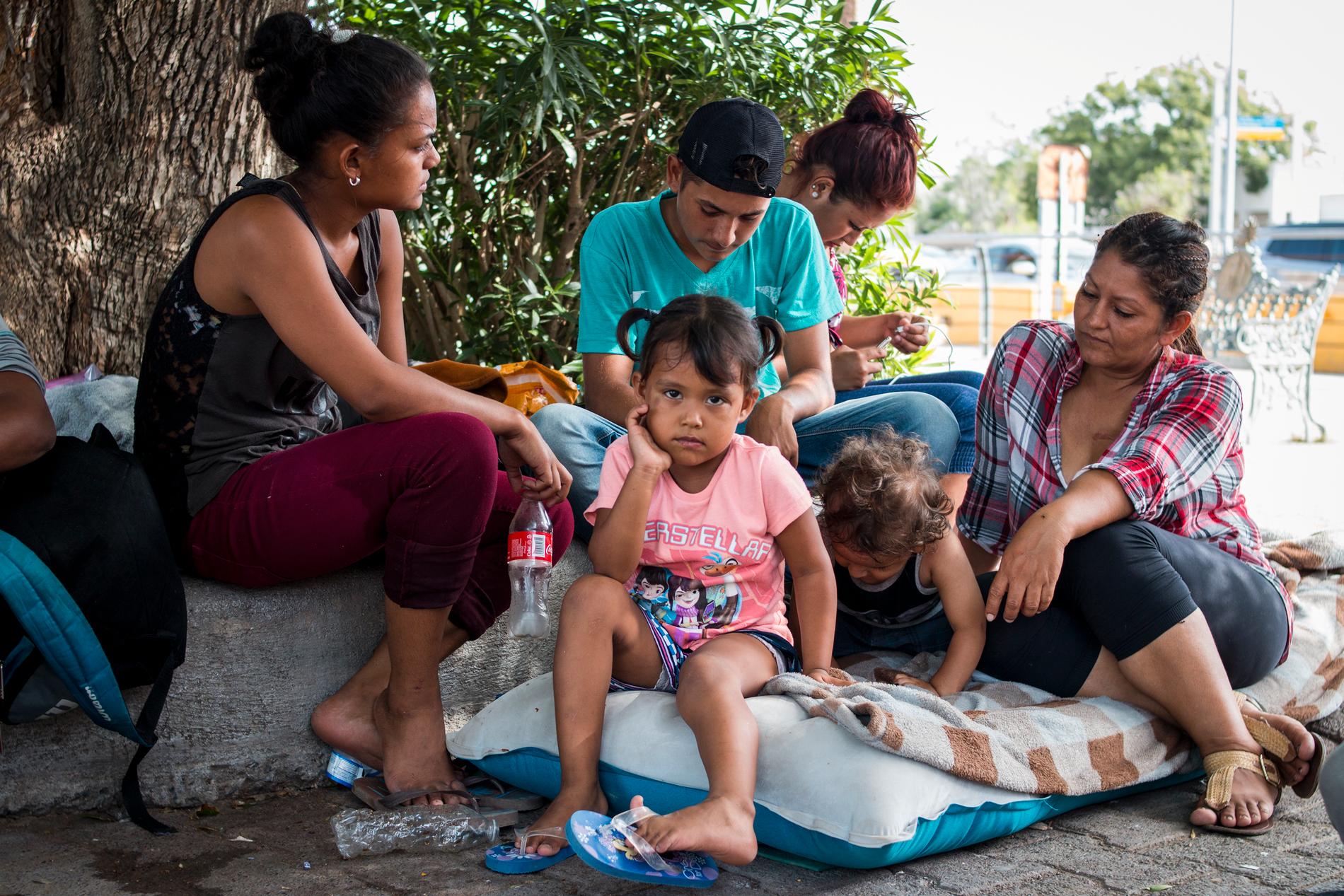 Ondina Guevara säger att hon inte kan bo i Honduras på grund av all kriminalitet. Under den långa väntan vid gränsen försöker hon underhålla sina barn med bland annat målarböcker. 
