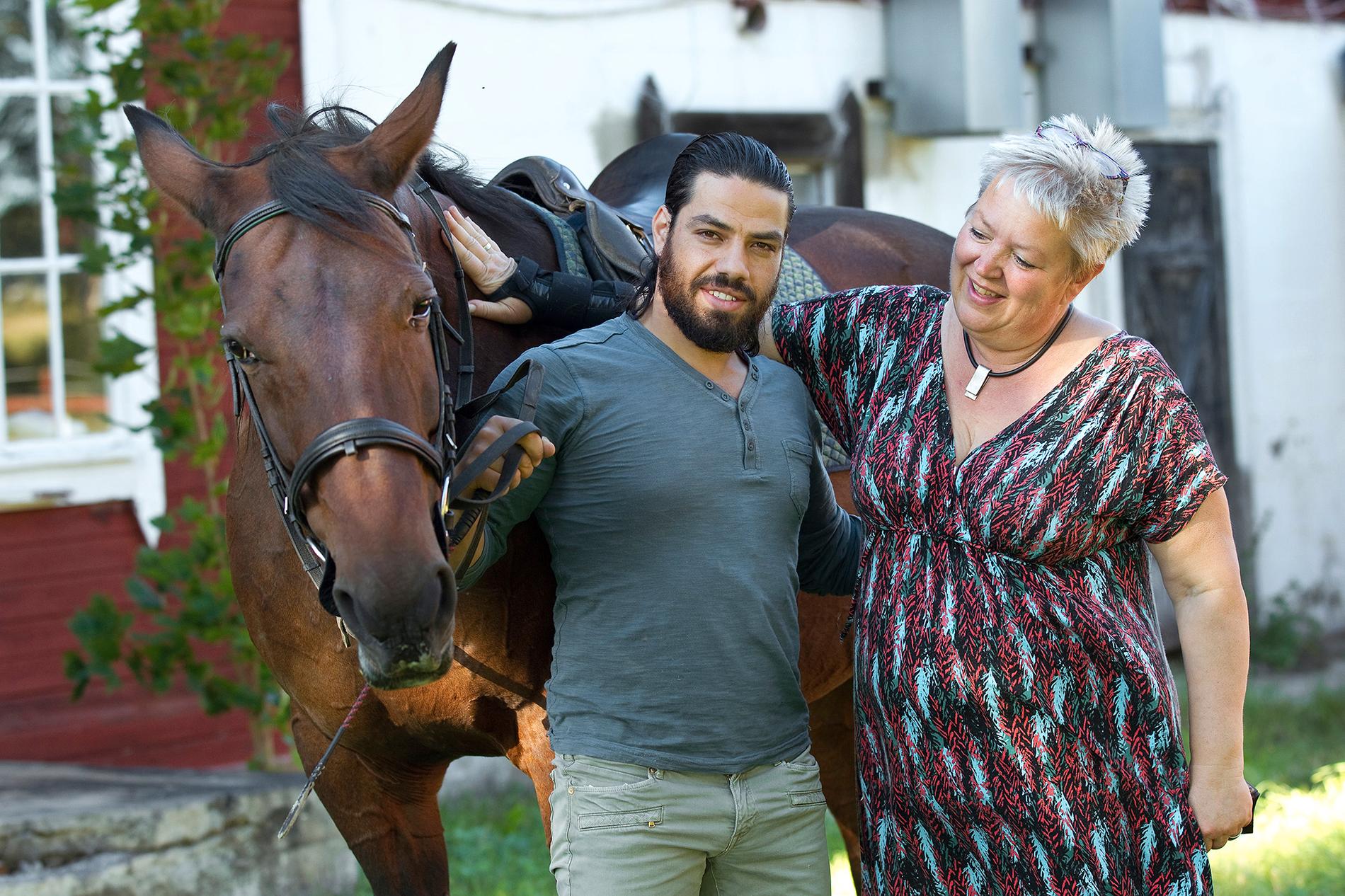 Naeef har fått en svensk extramamma och Barbro har fått sonen hon alltid drömt om. Här med hästen Guggies Girl.