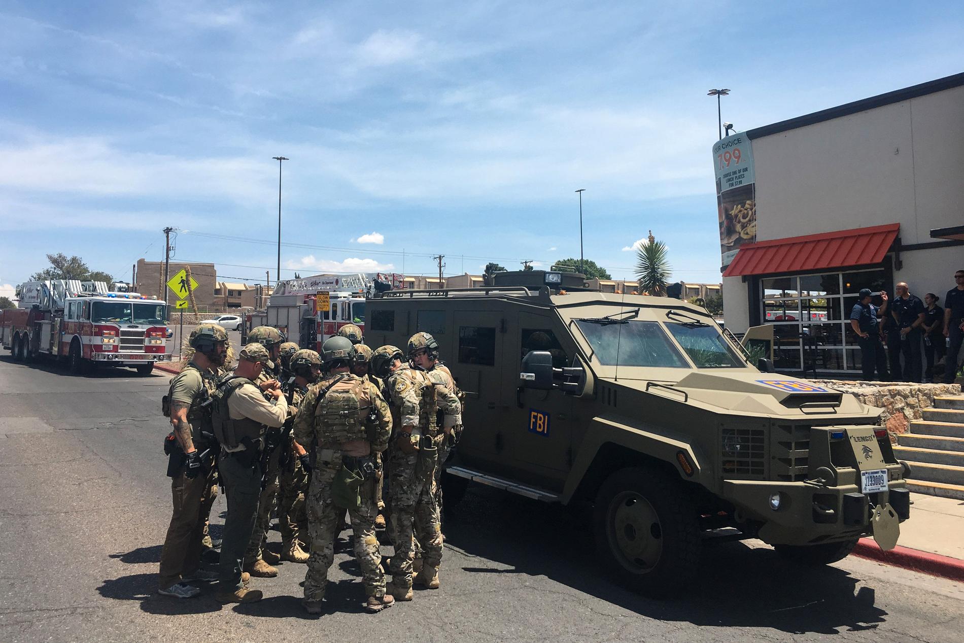 Poliser utanför köpcentret i El Paso där flera människor har skjutits ihjäl.