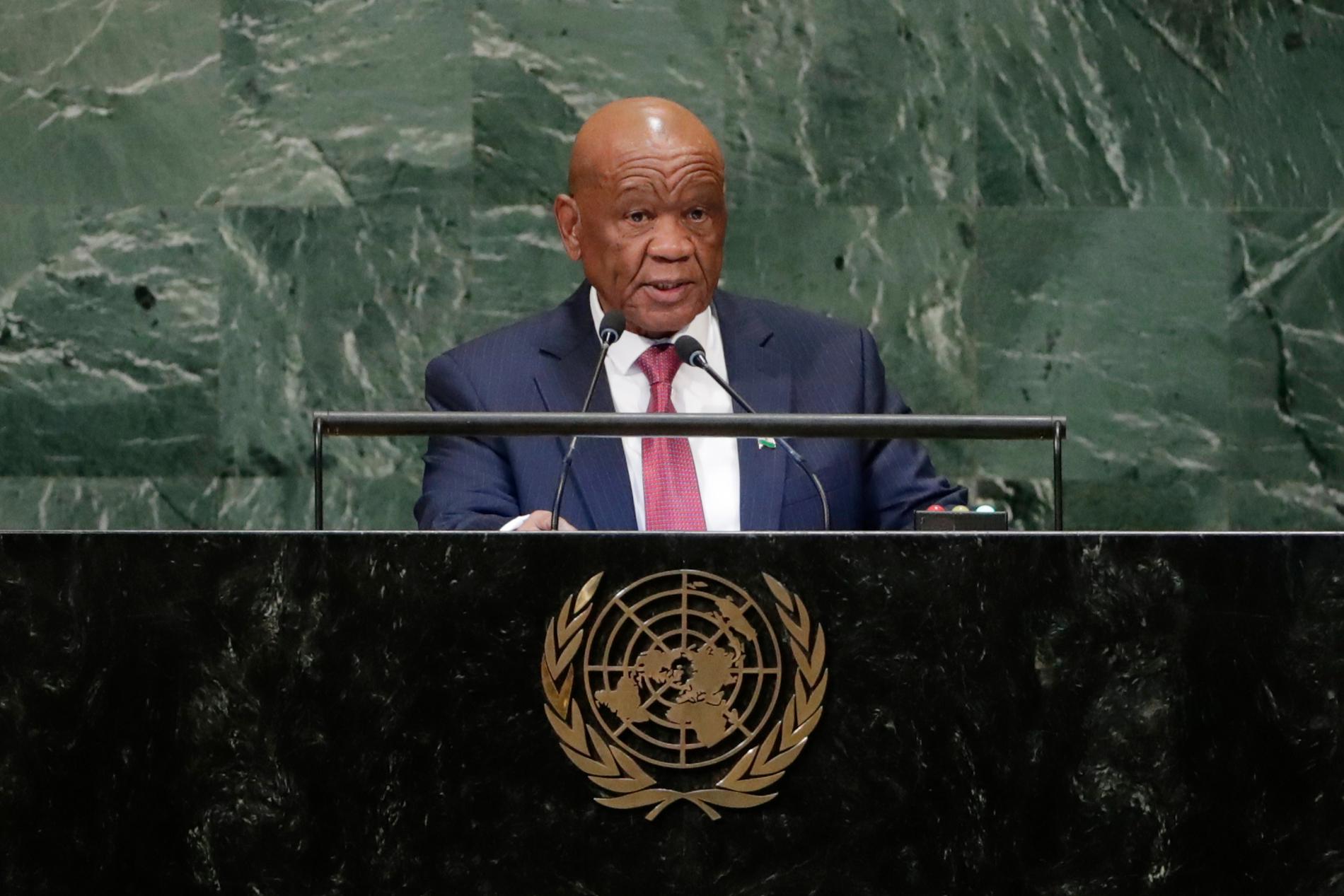 Lesothos premiärminister Thomas Thabane, här på besök hos FN, hänger löst. Arkivbild.