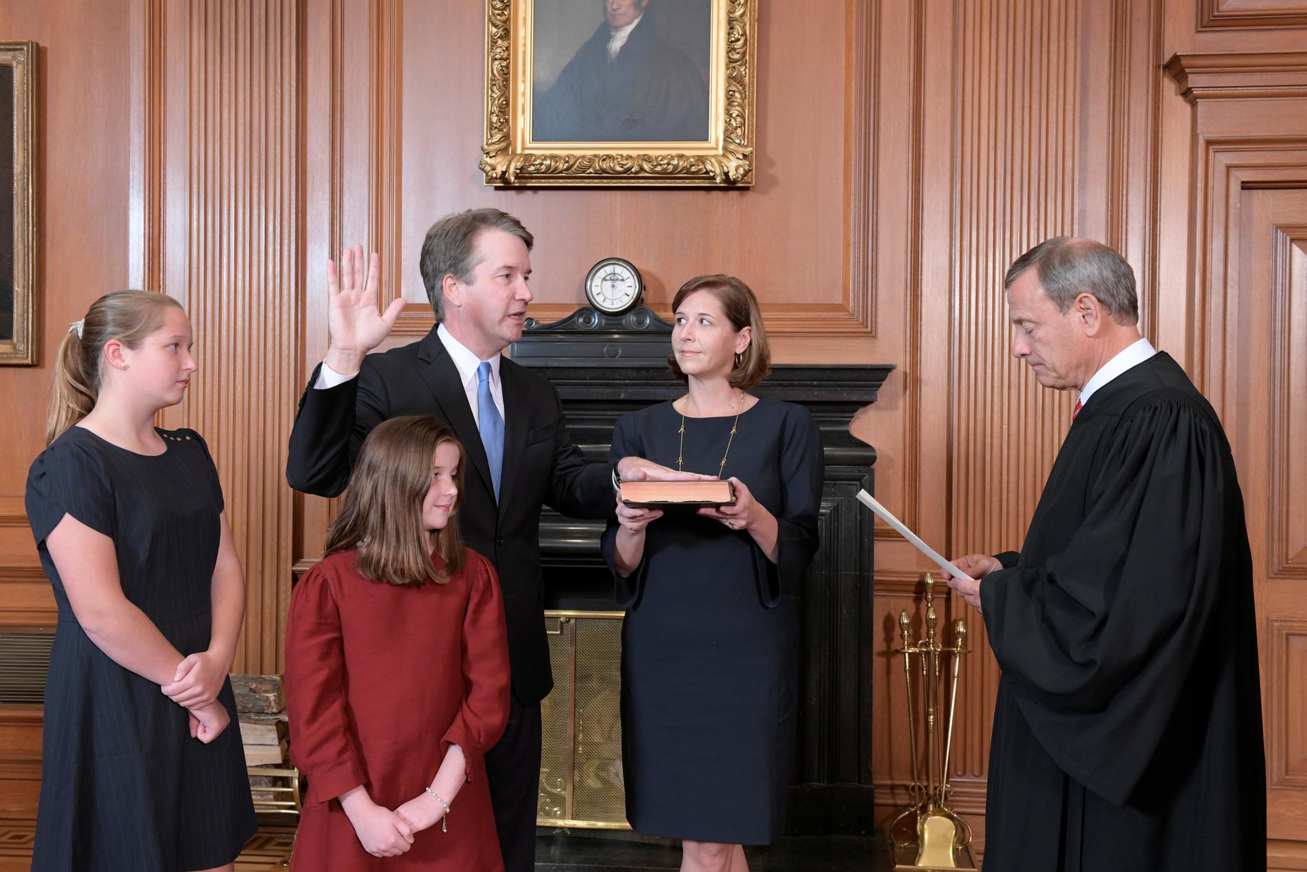 Brett Kavanaugh, i sällskap av döttrarna Liza och Margaret samt hustrun Ashley, svärs in som domare i USA:s högsta domstol av HD:s chefsdomare John Roberts.