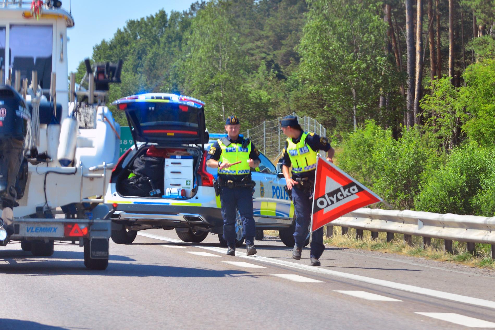 Polis spärrar av vid olycksplatsen mellan Norrköping och Linköping.