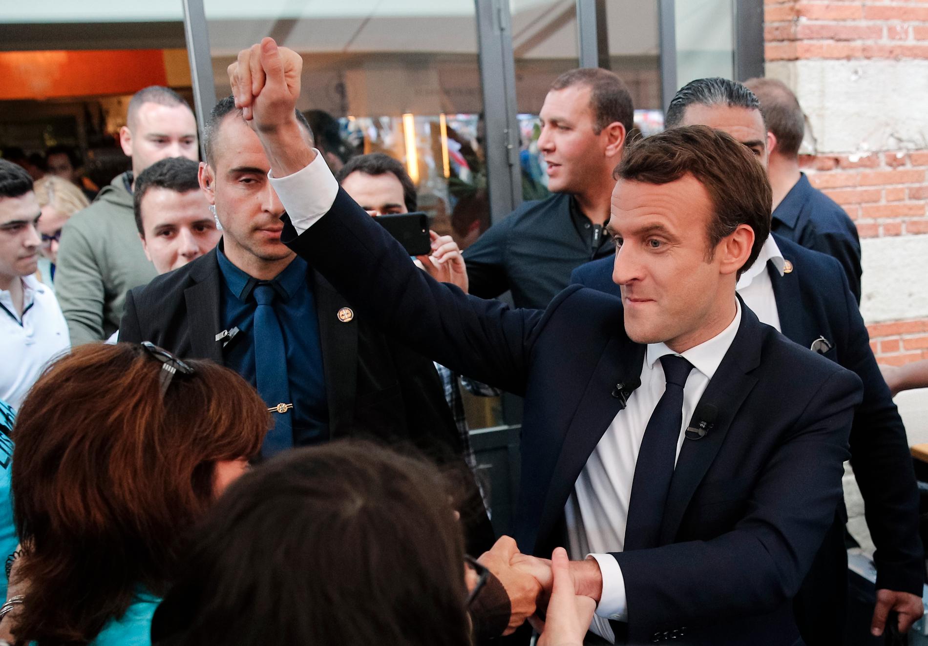 Mittenkandidaten Macron träffade anhängare vid ett valmöte under torsdagen.