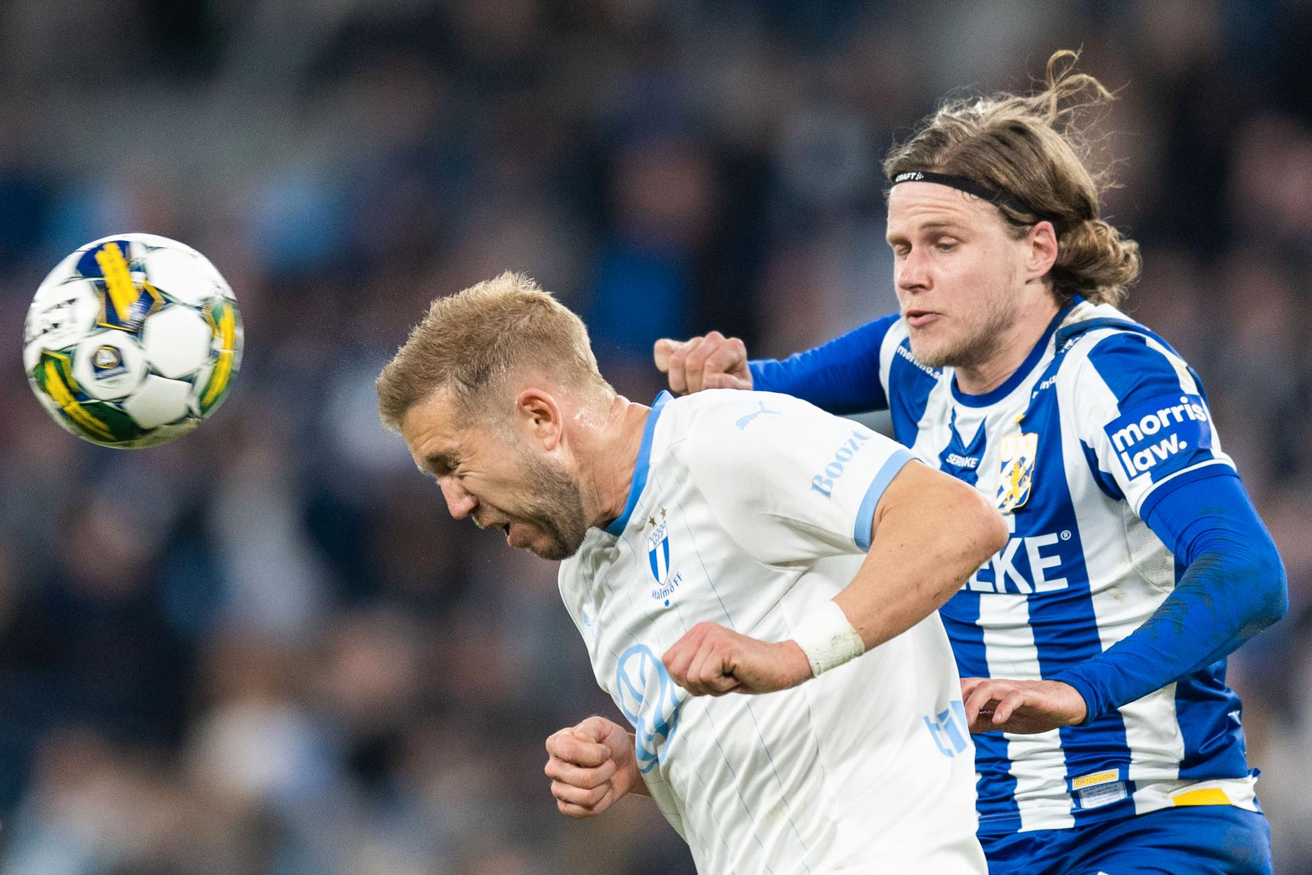 MFF:s Anton Tinnerholm i duell med IFK Göteborgs Gustaf Norlin.