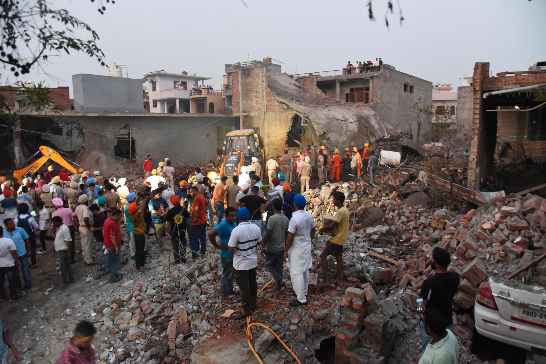 Flera personer har omkommit i en explosion i en fyrverkerifabrik i Indien.