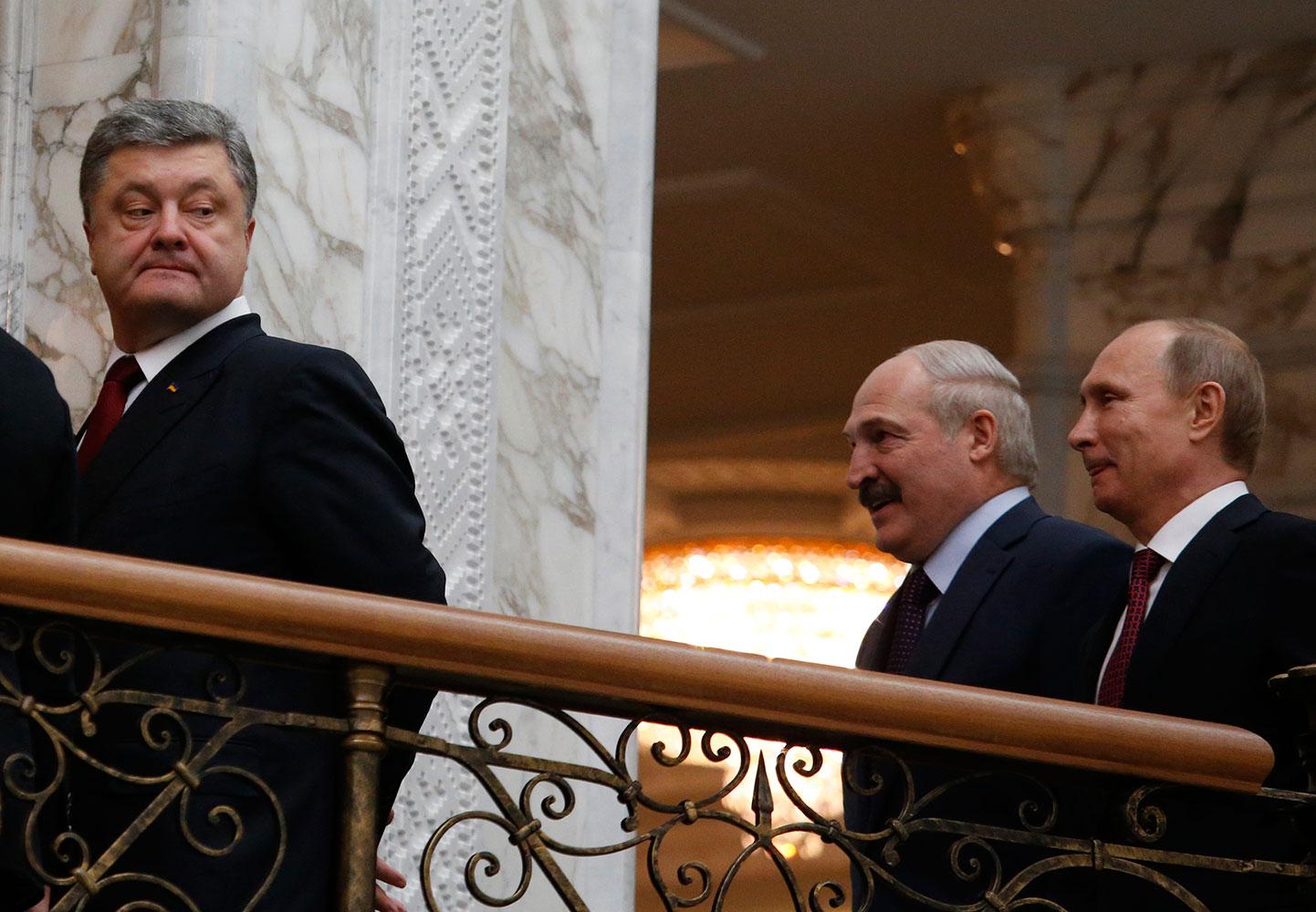 Porosjenko kikar bakåt på Vitrysslands president Lukasjenko som fnissar tillsammans med Putin.