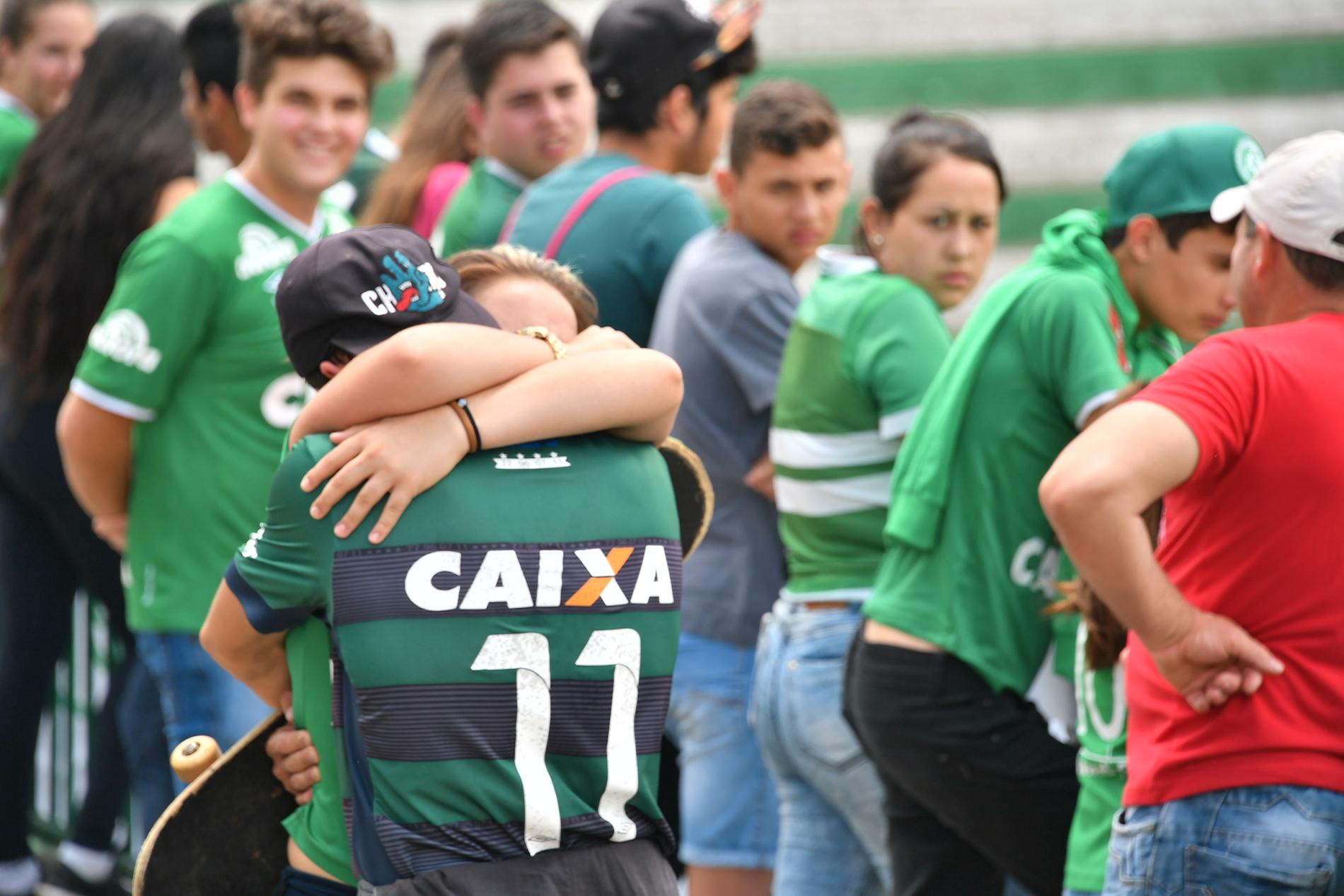 Människor i sorg har samlats på  Chapecoense Reals hemmaarena Arena Conda i Chapeco, södra Brasilien.