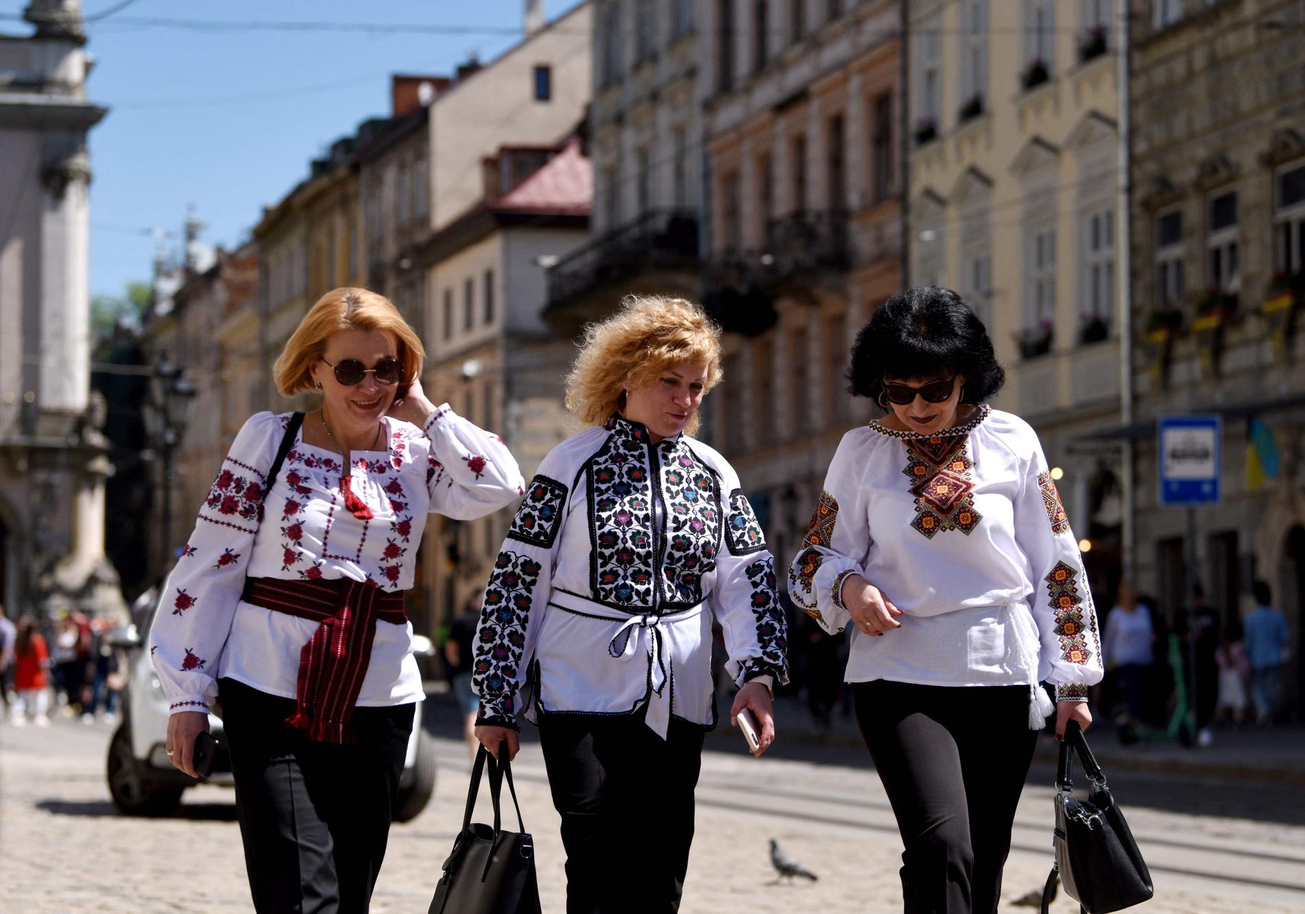 Tre kvinnor i Lviv i västra Ukraina bär de traditionella vysjyvanka-skjortorna på torsdagen.