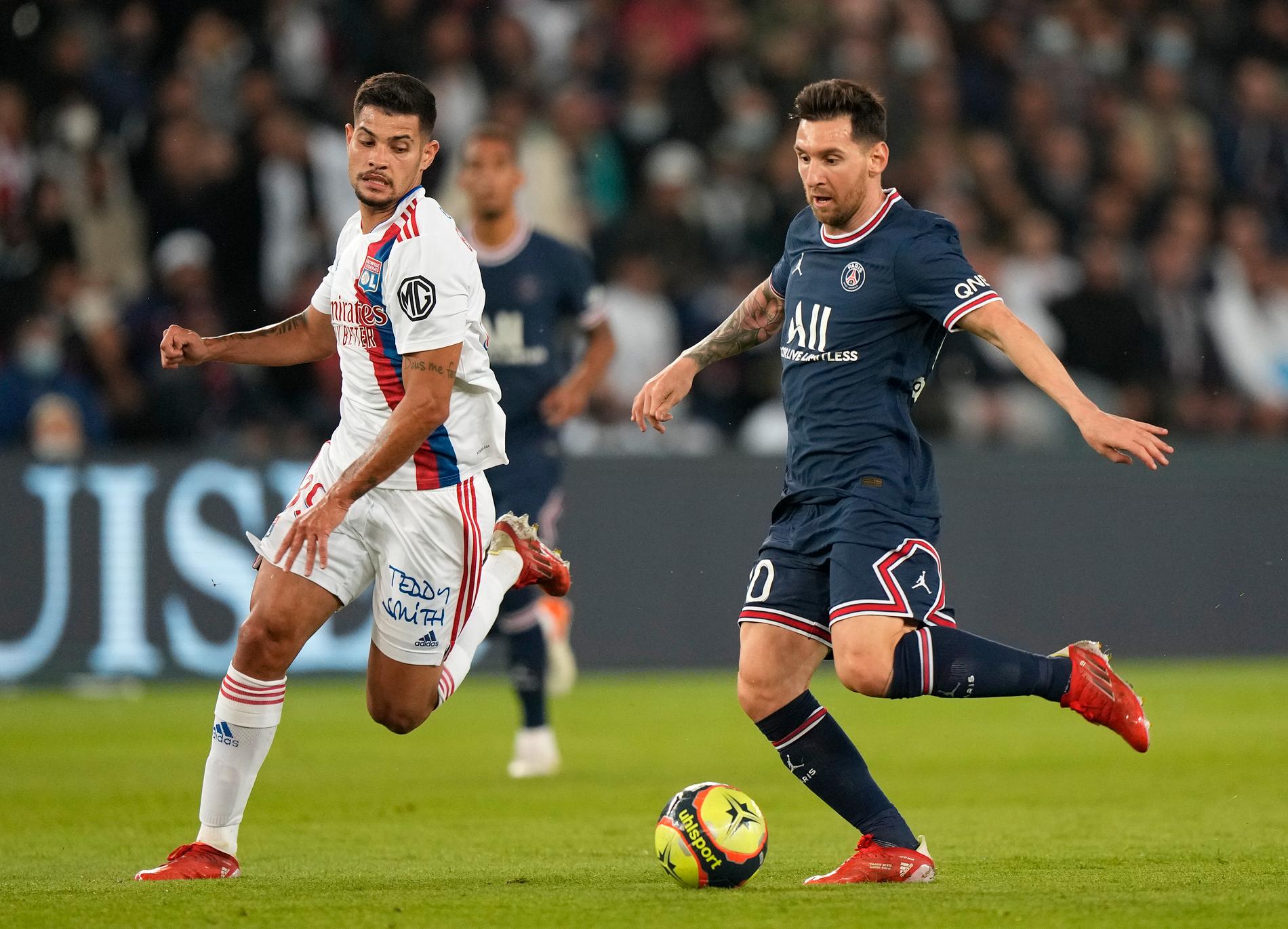Lionel Messi, till höger, är fortfarande skadad och saknas i Paris SG:s möte med Montpellier i morgon. Arkivbild.