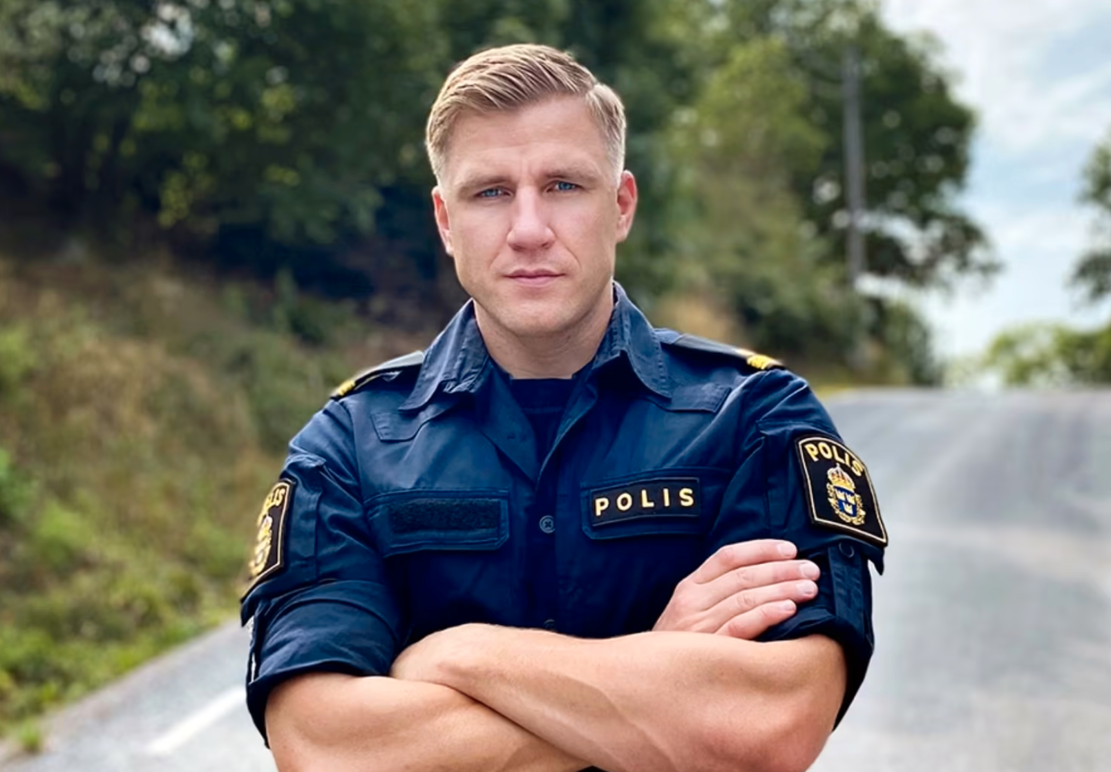 Fredrik Kärrholm i polisuniform i sin personvalskampanj för Moderaterna