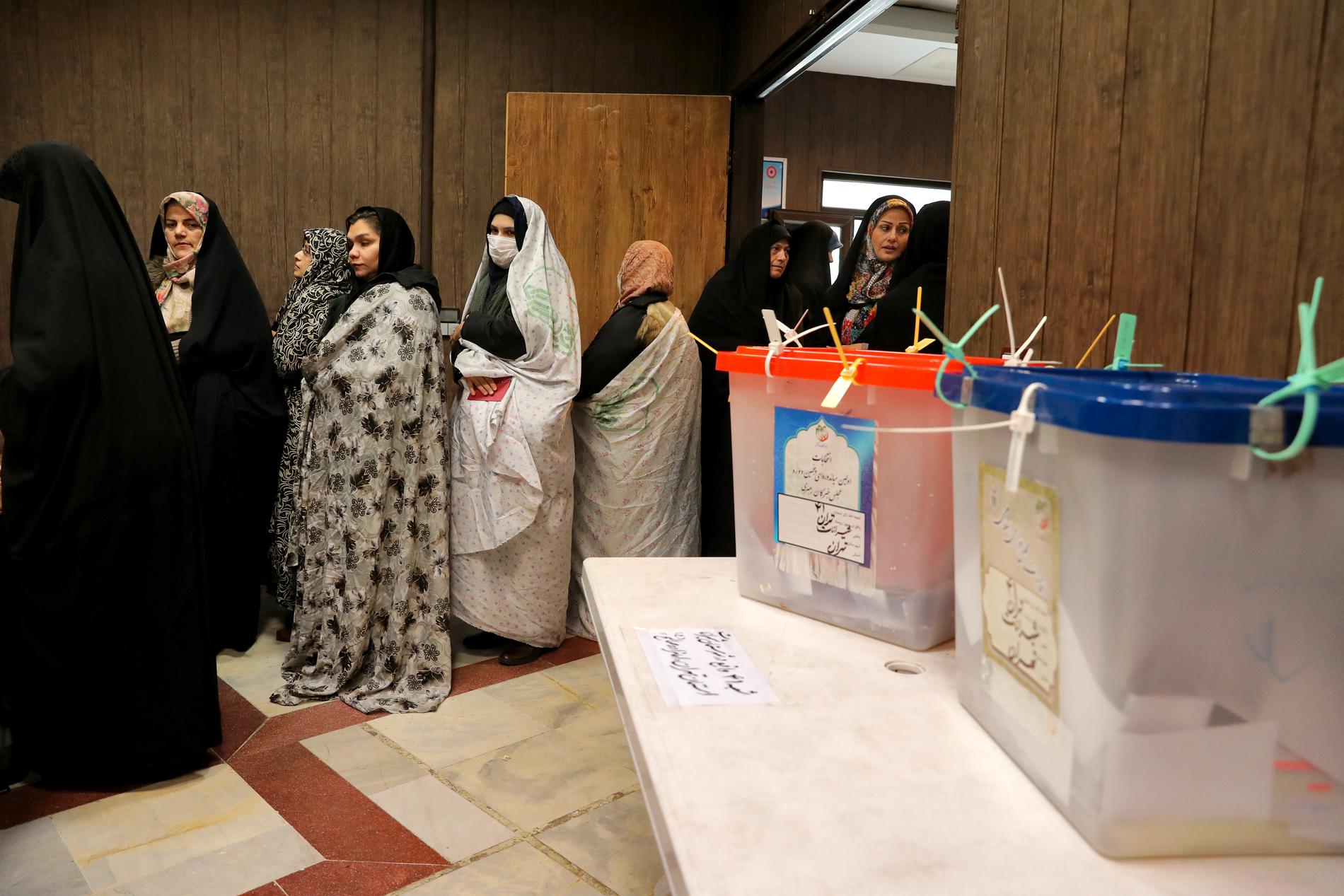 Kvinnor köar för att rösta i Teheran. Bild från den 21 februari.