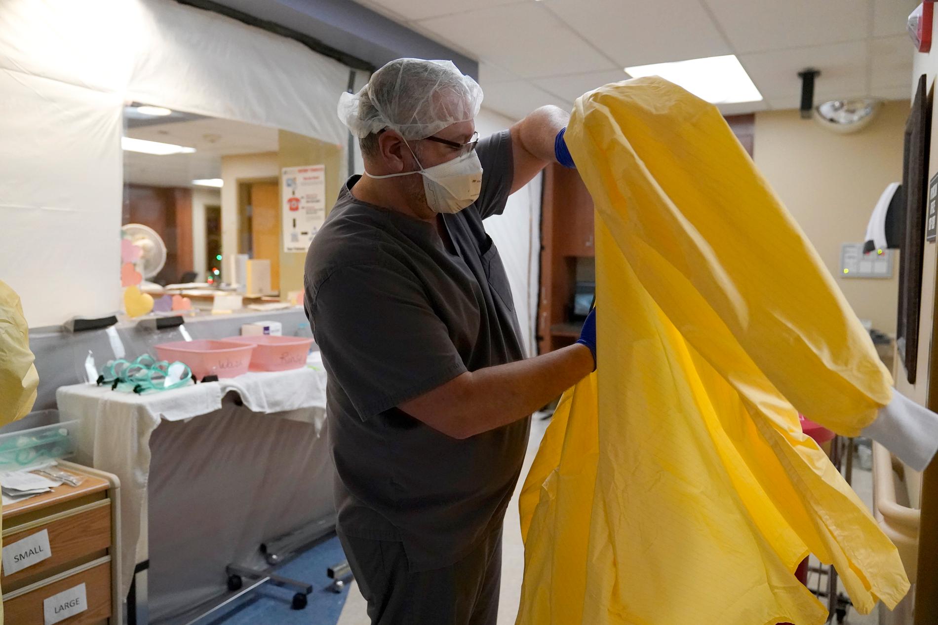 En läkare sätter på sig skyddsutrustning vid ett sjukhus som satts upp för att behandla covid-patienter i Memphis, Missouri. Bilden är tagen i slutet av november.