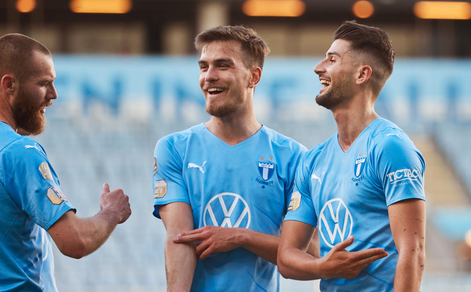 Malmö FF-anfallaren Antonio Colak (till höger) jublar med lagkamraterna Jo Inge Berget och Pavle Vagic. Colak satte två mål när Malmö slog Kalmar med 3–1 hemma.