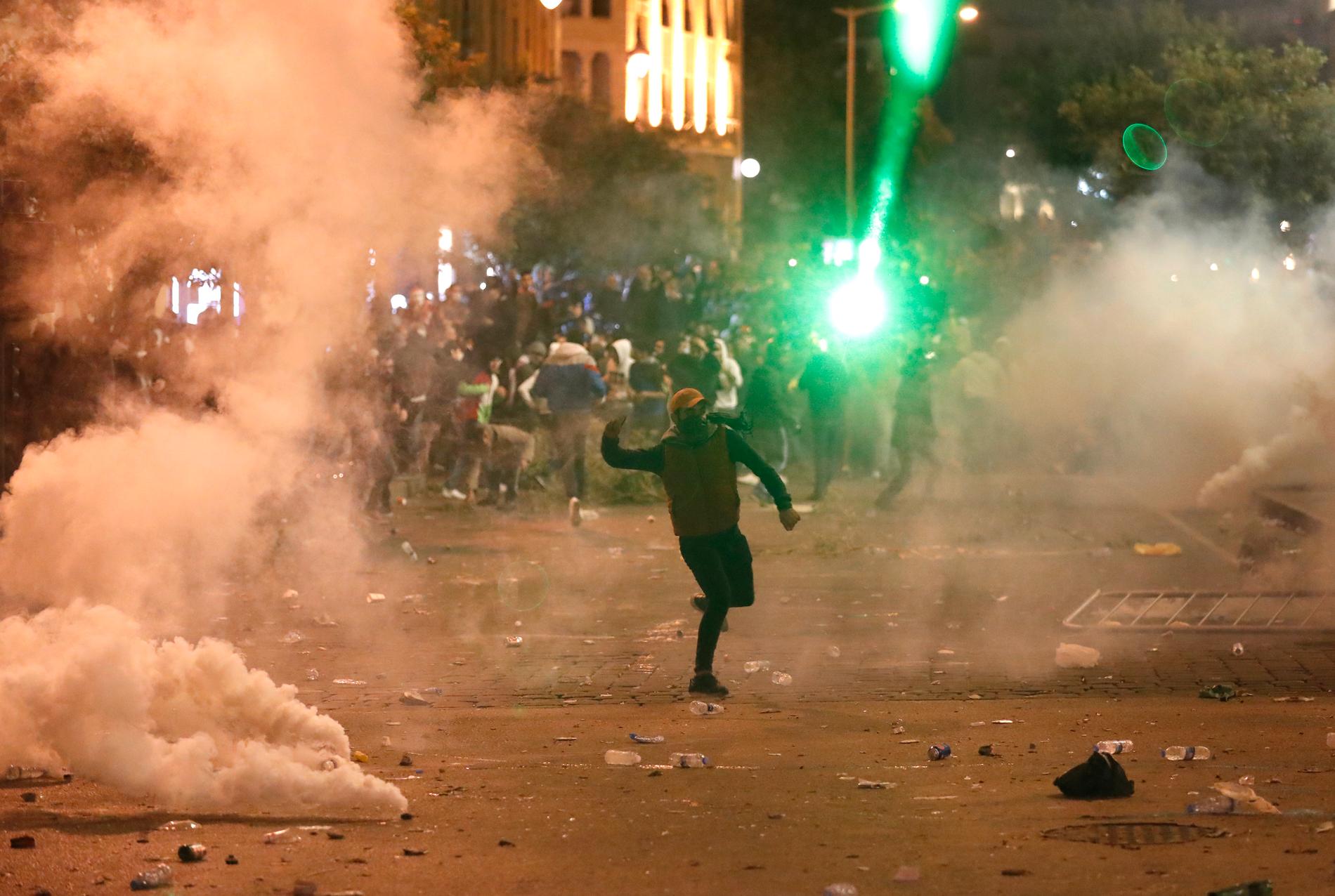 Demonstranter möttes med tårgas, gummibeklädda kulor och vattenkanoner i Libanons huvudstad Beirut i helgen.