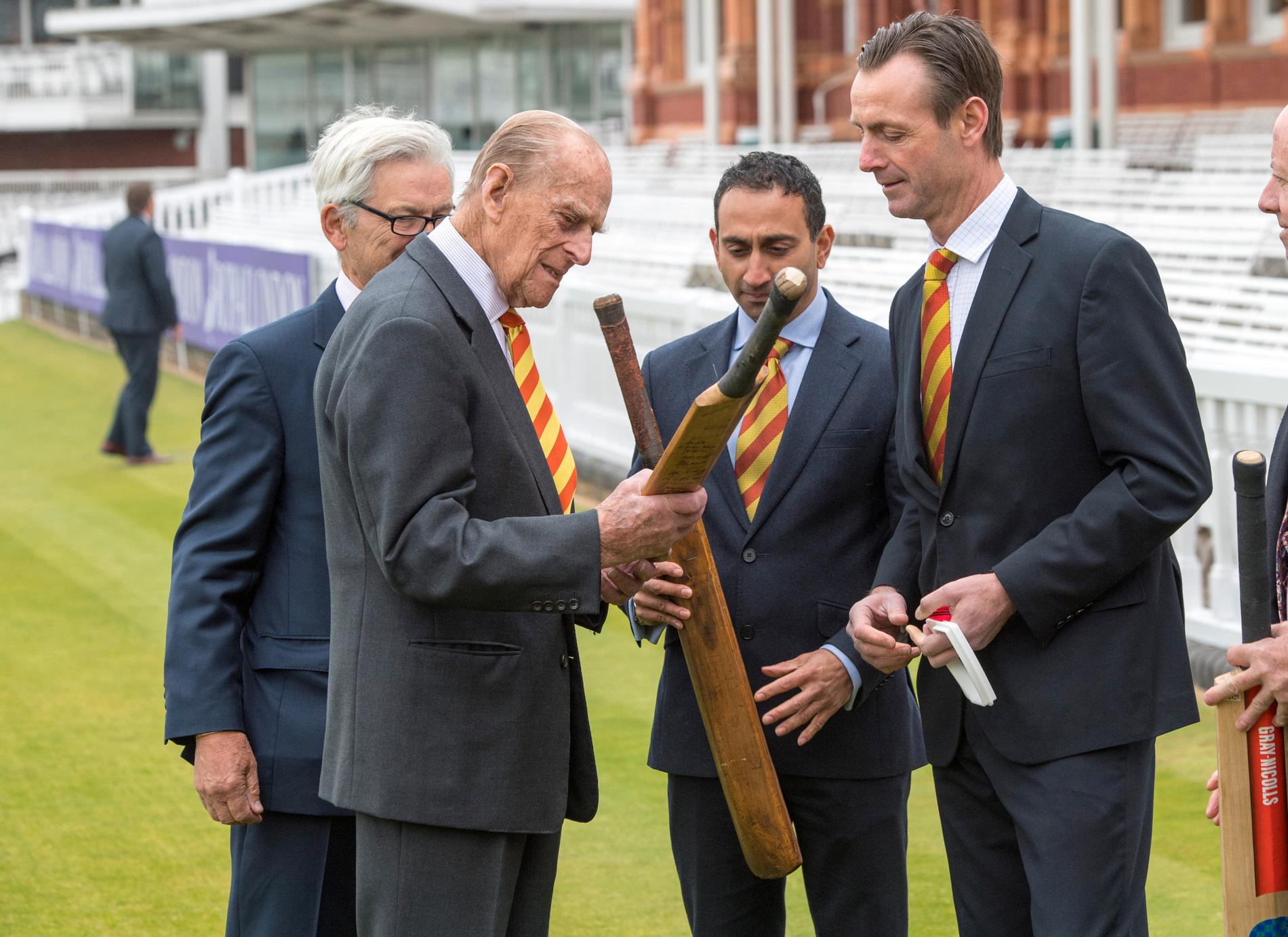 Prins Philip klippte band och representerade vid Lord's Cricket Ground på onsdagen.