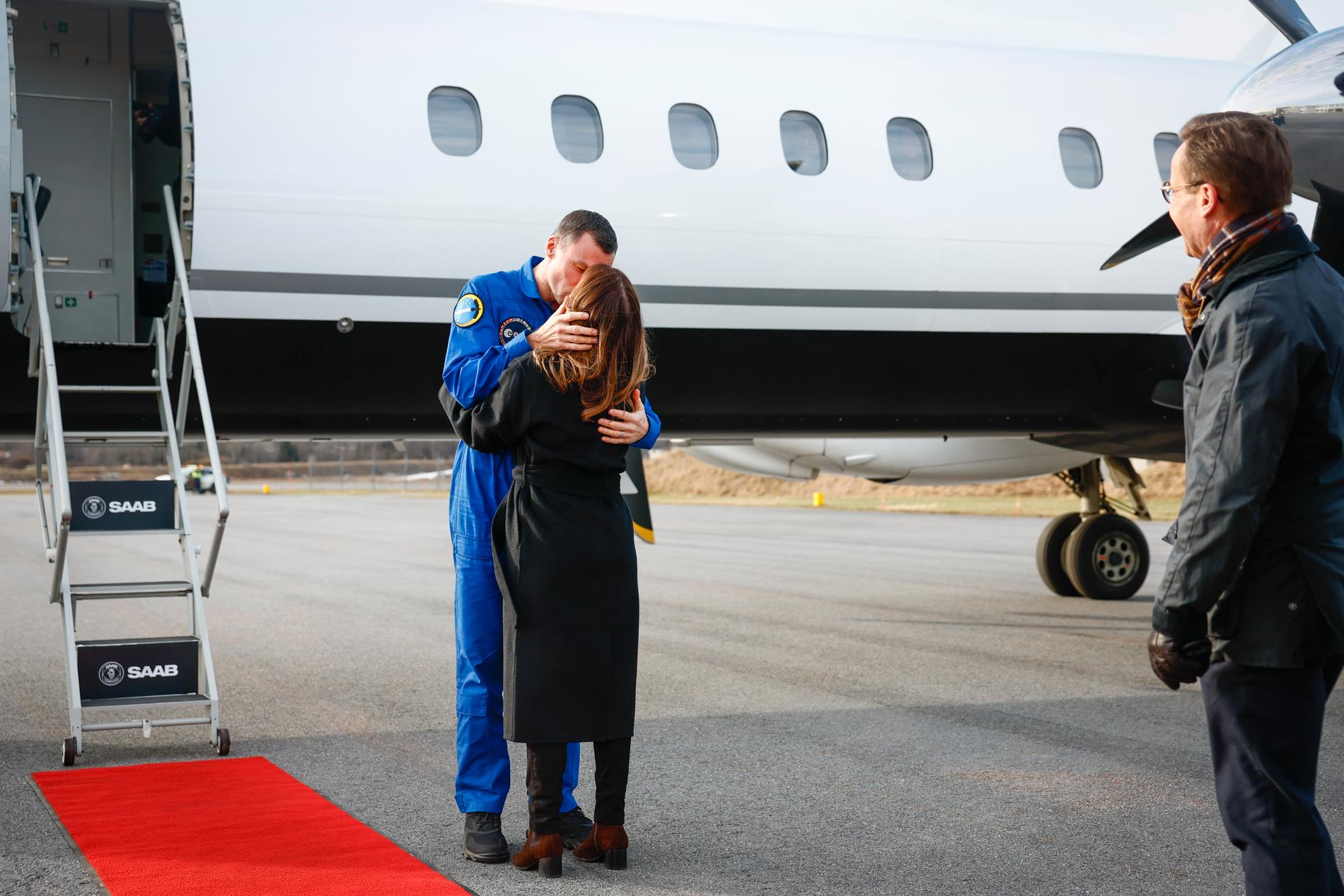Astronauten Marcus Wandt möttes av sin fru Karina Wandt när han landade på Bromma flygplats. 