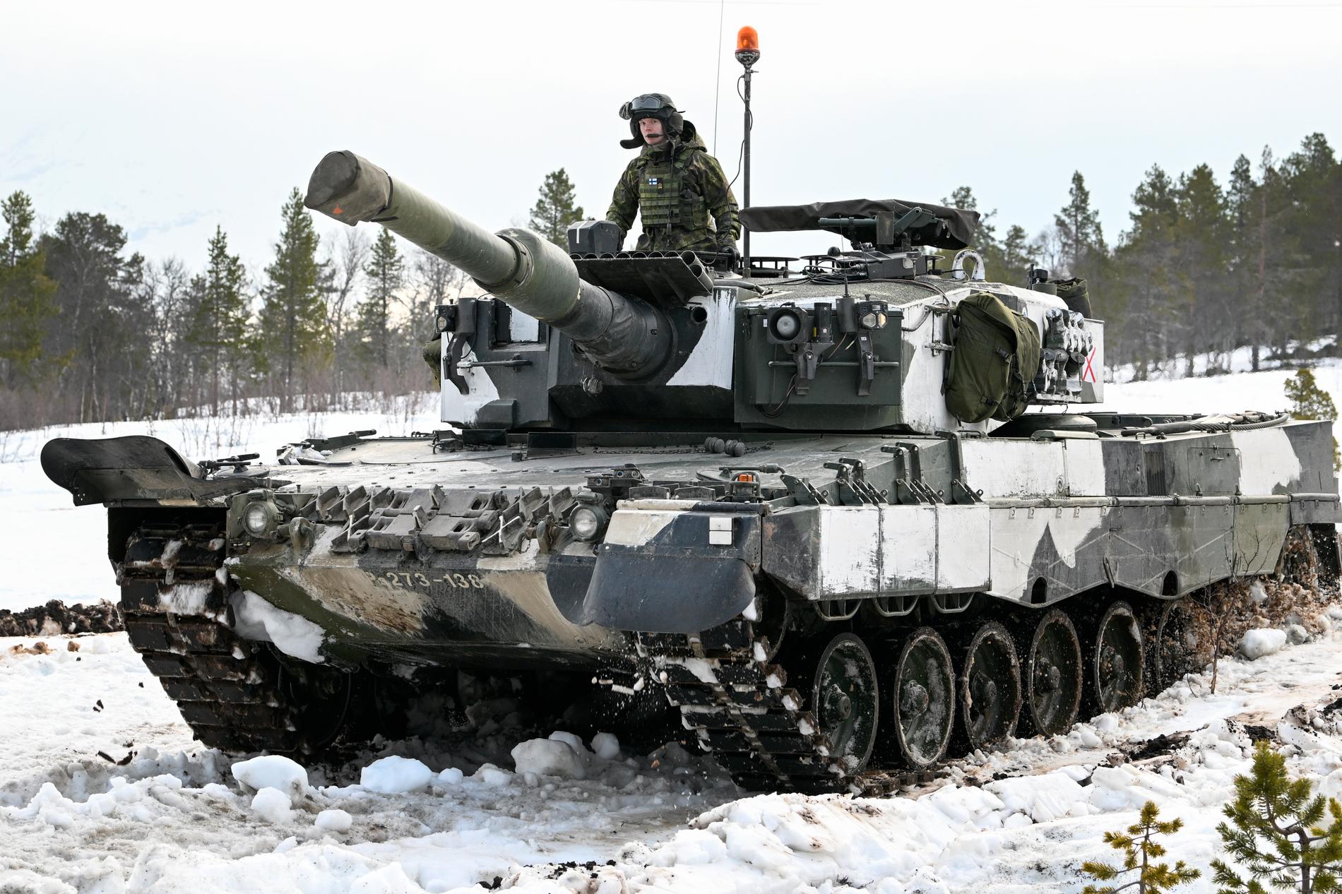 En finsk stridsvagn av typen Leopard 2A4 (MTB) under övningen Cold Response 2022 utanför Narvik i Nordnorge. Arkivbild.