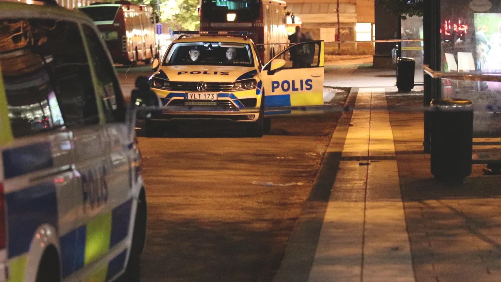 Klockan 19.03 larmades polisen till busstorget i Sollentuna efter en grov misshandel. På platsen hade en person blivit knivskuren i magen.